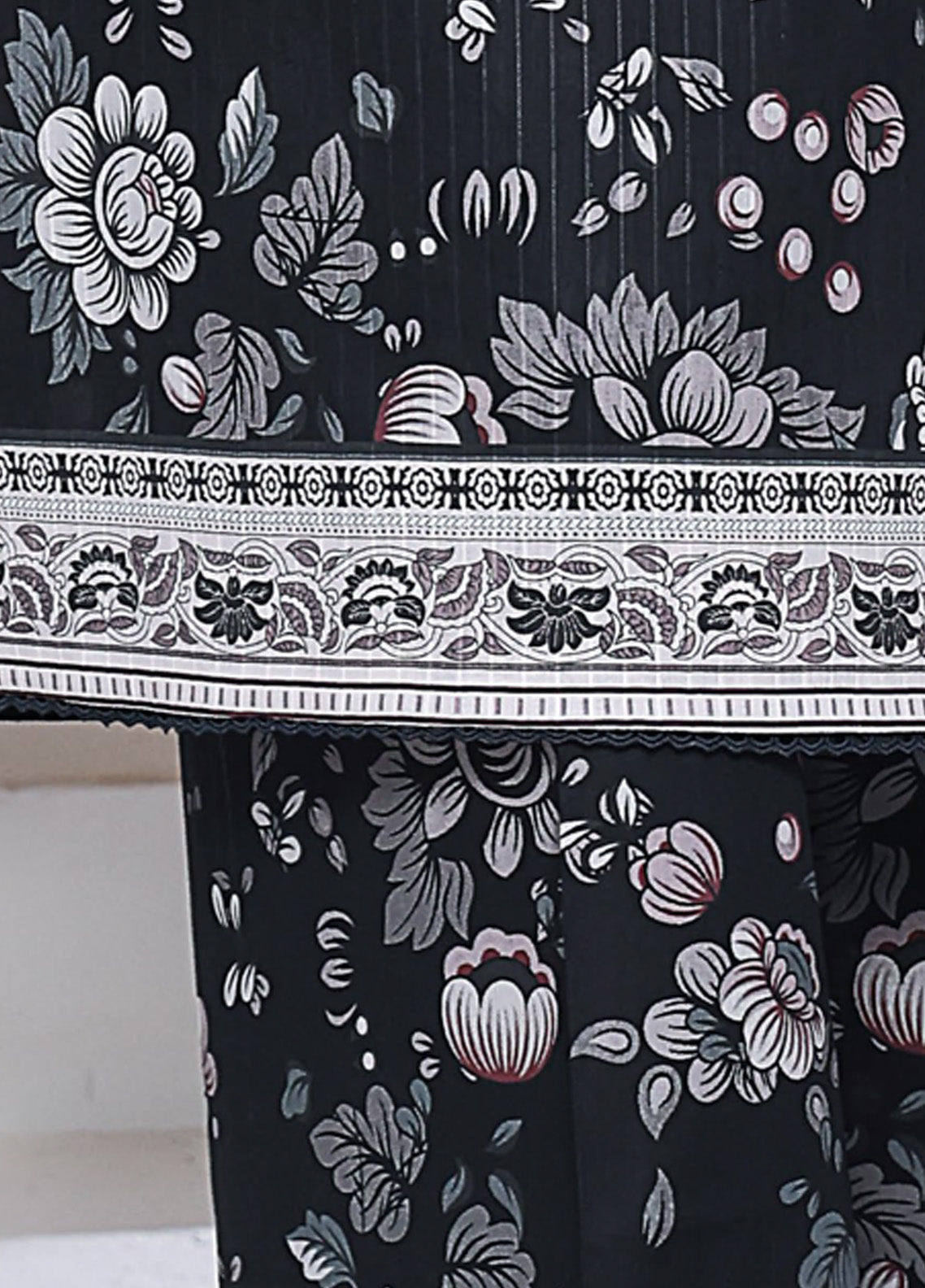 Nayab by HZ Textile Digital Printed Doria Lawn Suits Unstitched 3 Piece - HZ24NP NPD-09 Nayab by HZ Textile Digital Printed Doria Lawn Suits Unstitched 3 Piece - HZ24NP NPD-09