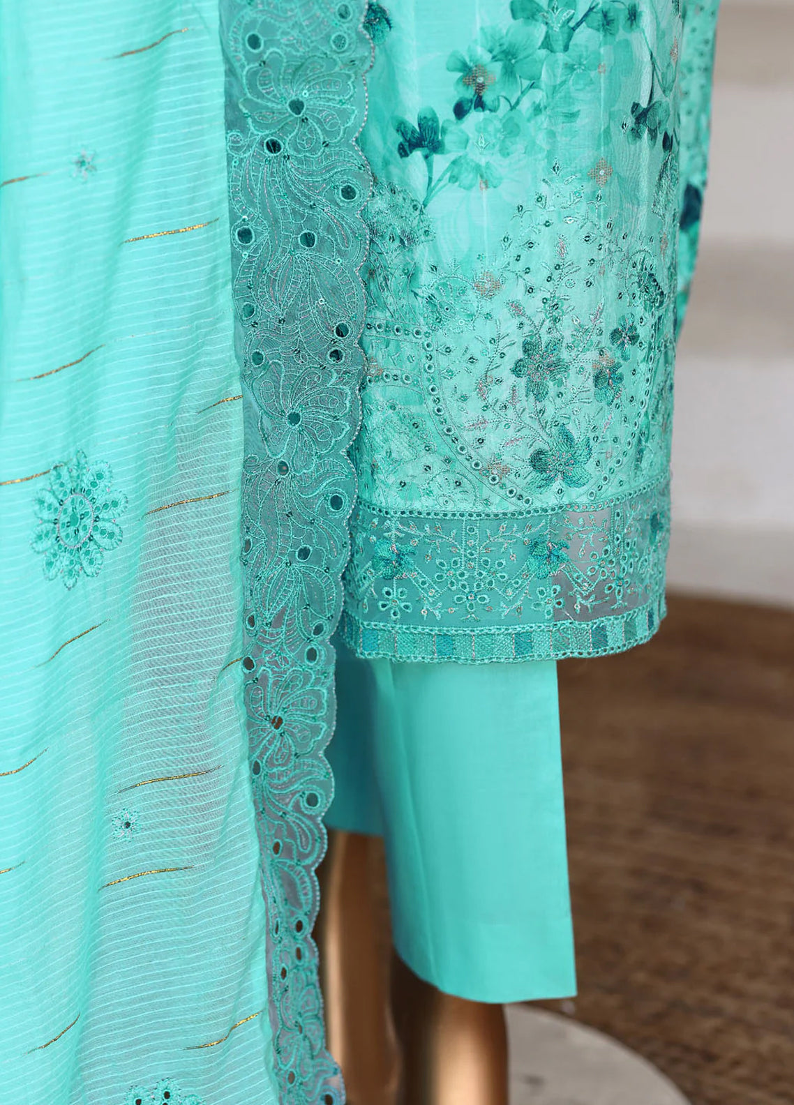 Ninokara By HZ Textile Embroidered Jacquard 3 Piece Unstitched Suit HZ26N NJE-7002 Ninokara By HZ Textile Embroidered Jacquard 3 Piece Unstitched Suit HZ26N NJE-7002