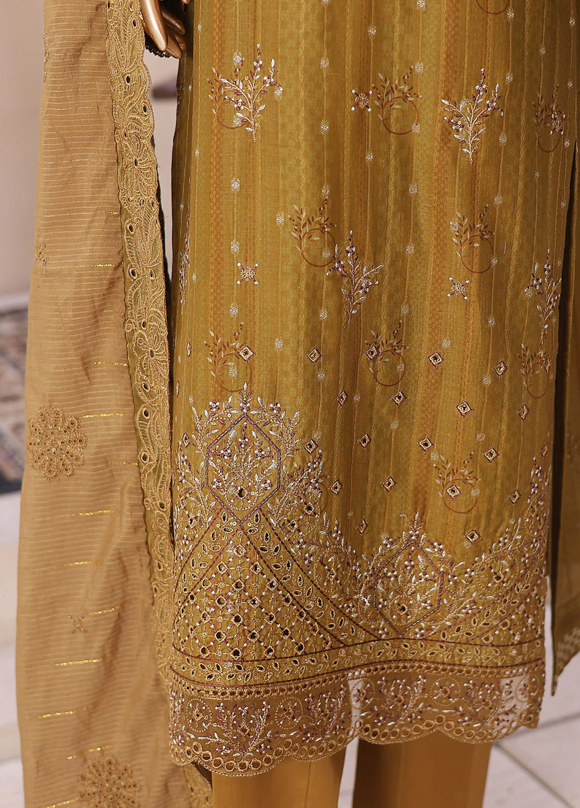 Ninokara By HZ Textile Embroidered Jacquard 3 Piece Unstitched Suit HZ26N NJE-7019 Ninokara By HZ Textile Embroidered Jacquard 3 Piece Unstitched Suit HZ26N NJE-7019