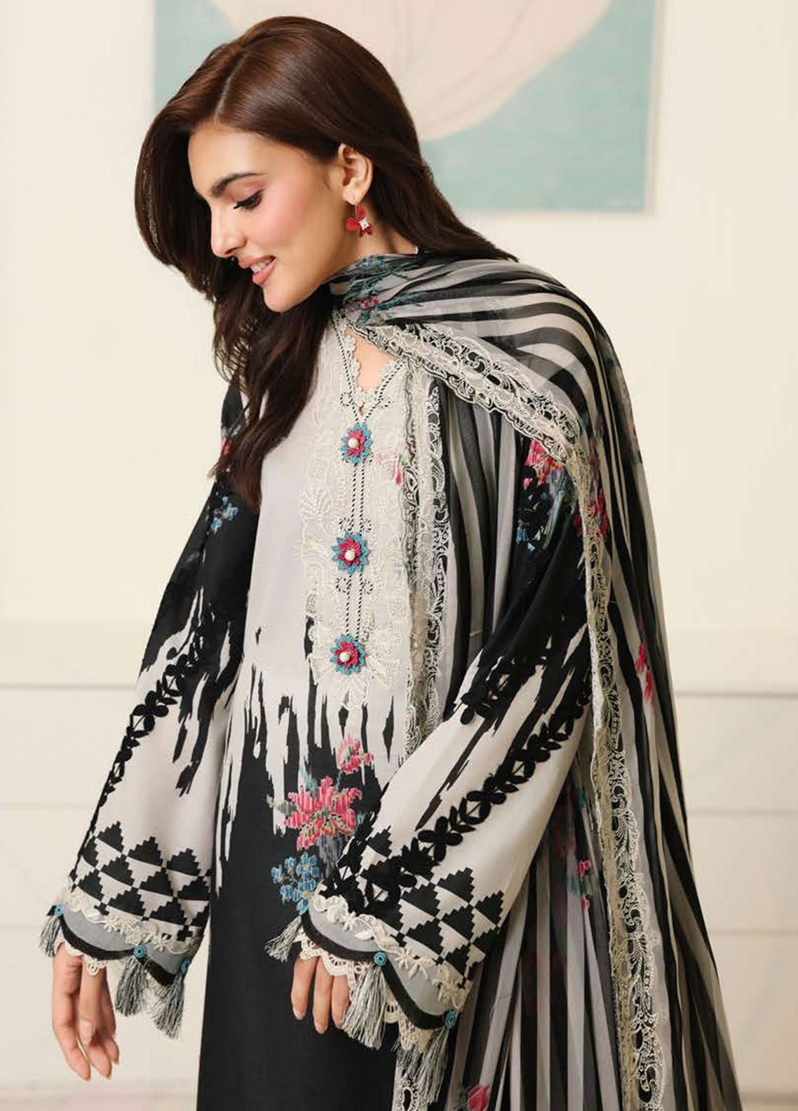 Petals In Print By Roheenaz Embroidered Lawn 3 Piece Unstitched Suit RNZ26PP D-04 BLACK PETALS Petals In Print By Roheenaz Embroidered Lawn 3 Piece Unstitched Suit RNZ26PP D-04 BLACK PETALS