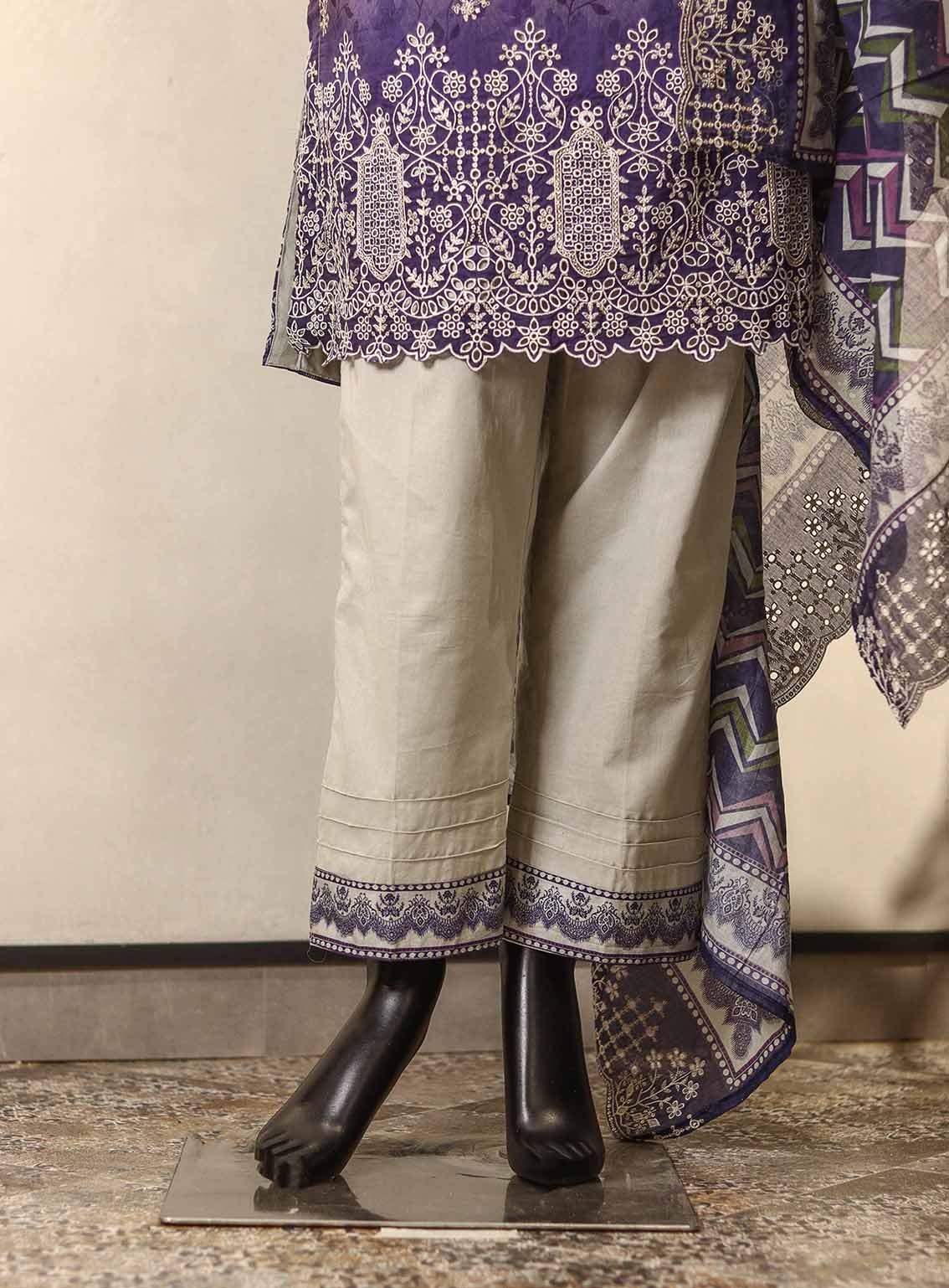 Raad Luxury Embroidered Lawn Suits Stitched 3 Piece - RD25LEF HSE01 Raad Luxury Embroidered Lawn Suits Stitched 3 Piece - RD25LEF HSE01