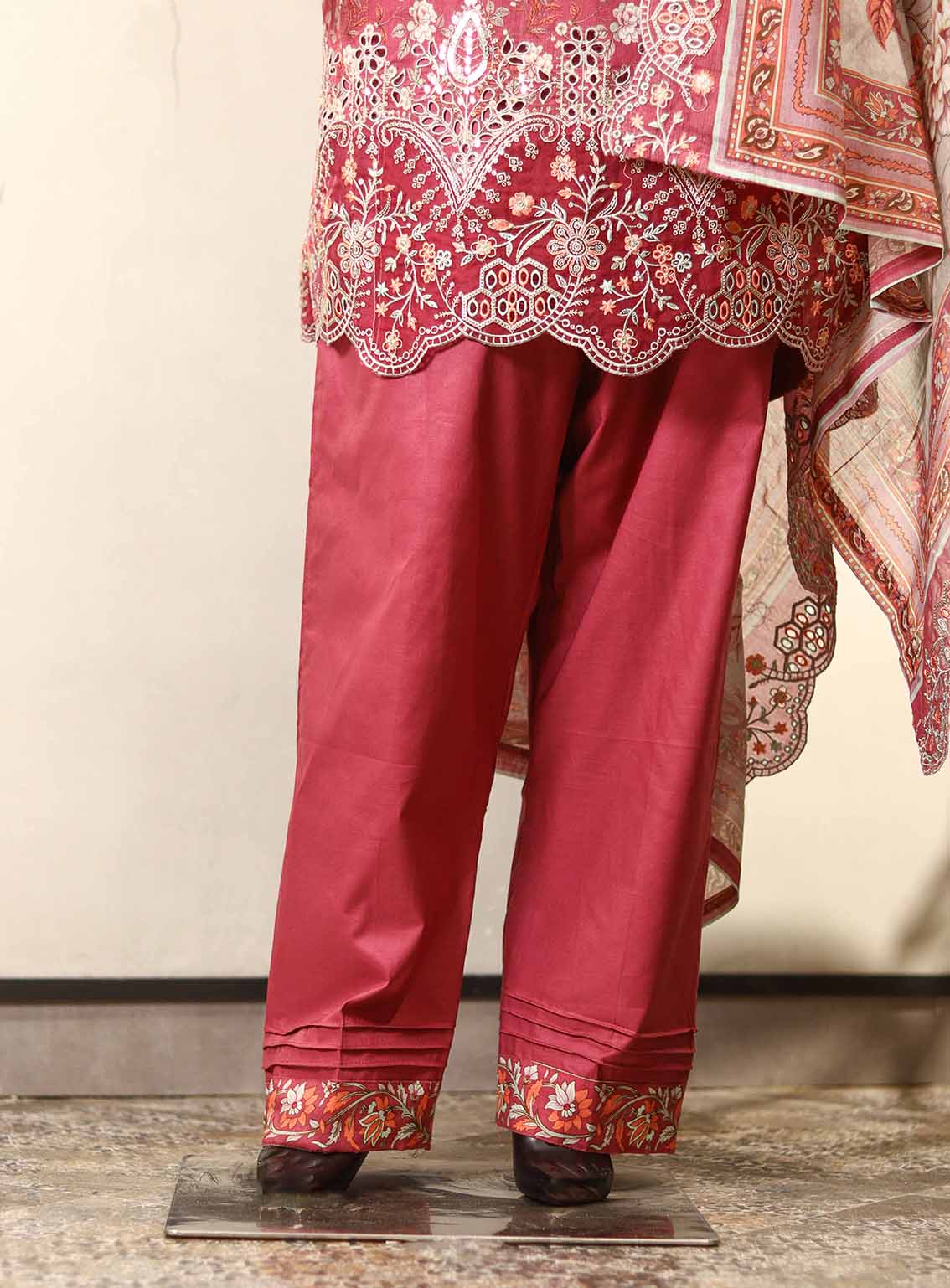 Raad Luxury Embroidered Lawn Suits Stitched 3 Piece - RD25LEF HSE02 Raad Luxury Embroidered Lawn Suits Stitched 3 Piece - RD25LEF HSE02