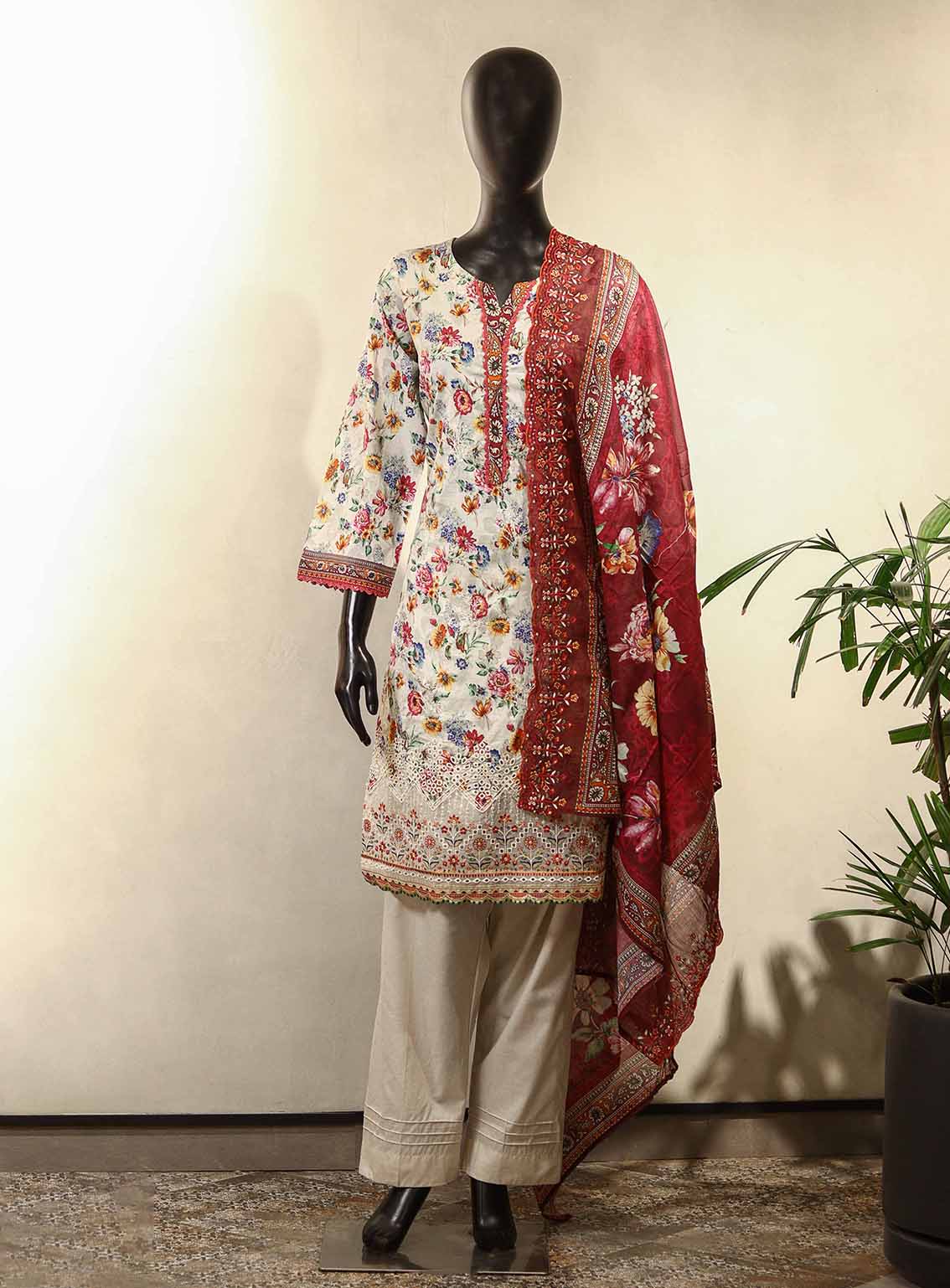 Raad Luxury Embroidered Lawn Suits Stitched 3 Piece - RD25LEF HSE04 Raad Luxury Embroidered Lawn Suits Stitched 3 Piece - RD25LEF HSE04