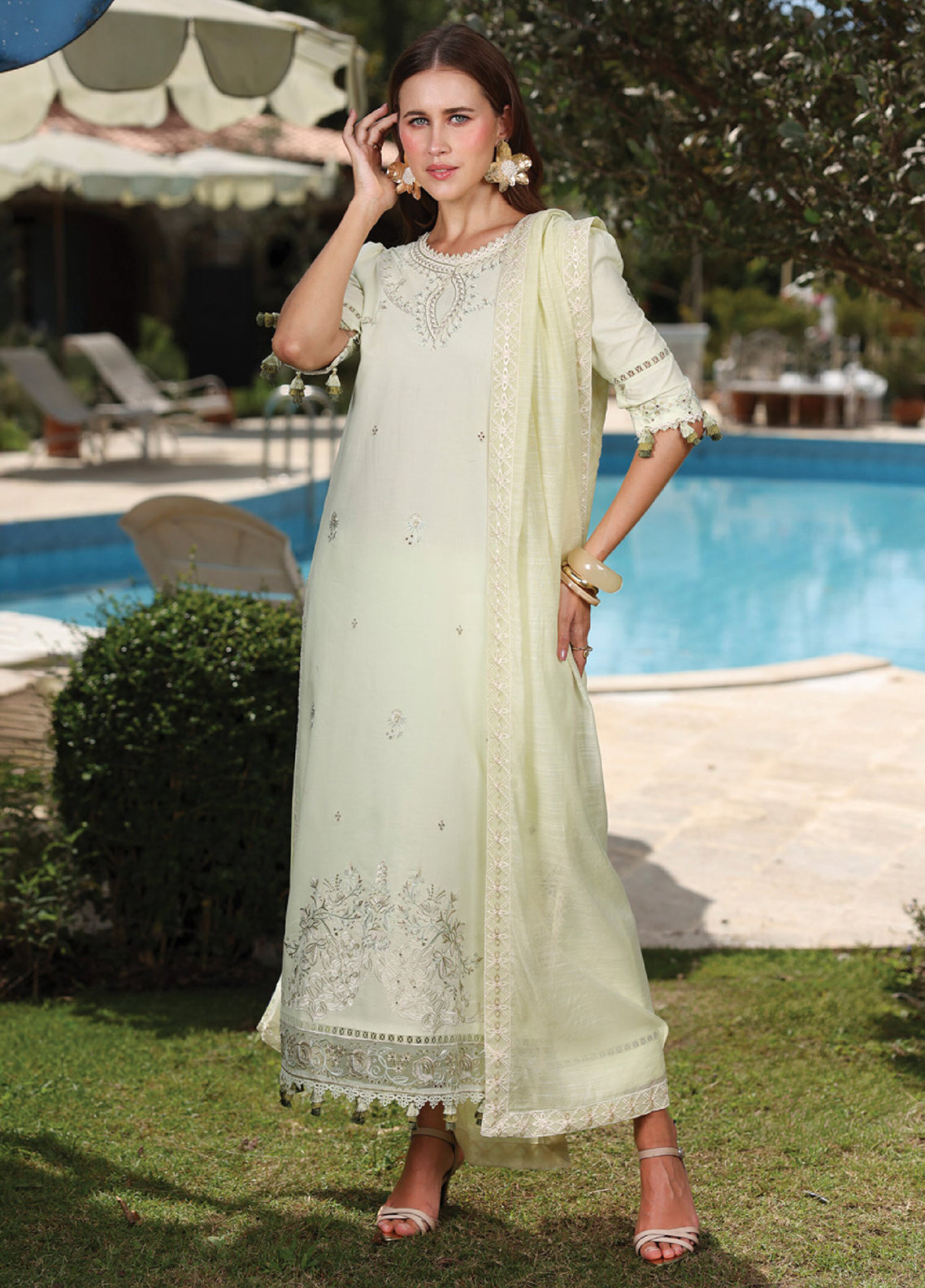 Raaya Luxury Embroidered Lawn 3 Piece Unstitched Suit RYA26LEL D-06 ISLA Raaya Luxury Embroidered Lawn 3 Piece Unstitched Suit RYA26LEL D-06 ISLA