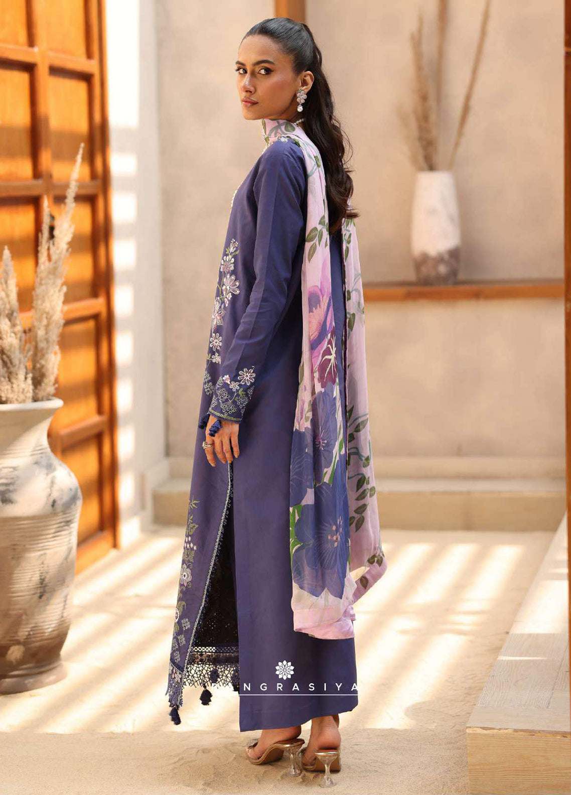 Rameen By Raaya Embroidered Lawn 3 Piece Unstitched Suit RYA26RV2 D-AVEINE Rameen By Raaya Embroidered Lawn 3 Piece Unstitched Suit RYA26RV2 D-AVEINE
