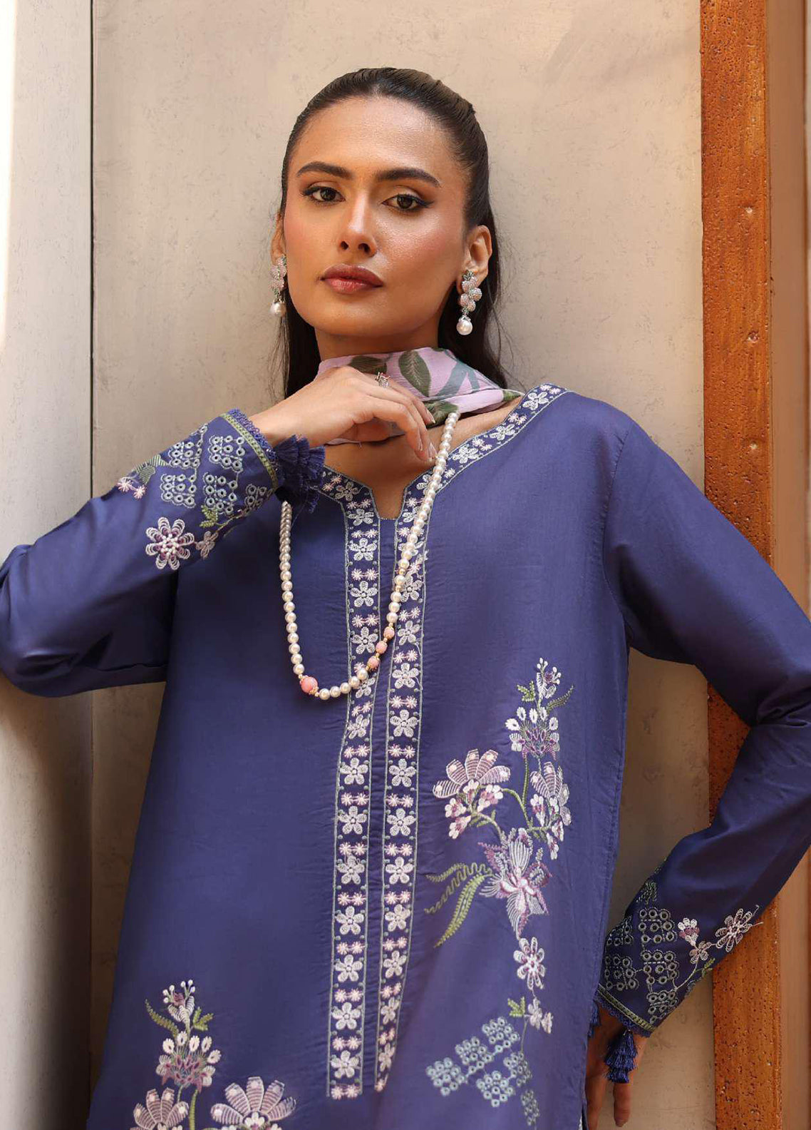 Rameen By Raaya Embroidered Lawn 3 Piece Unstitched Suit RYA26RV2 D-AVEINE Rameen By Raaya Embroidered Lawn 3 Piece Unstitched Suit RYA26RV2 D-AVEINE