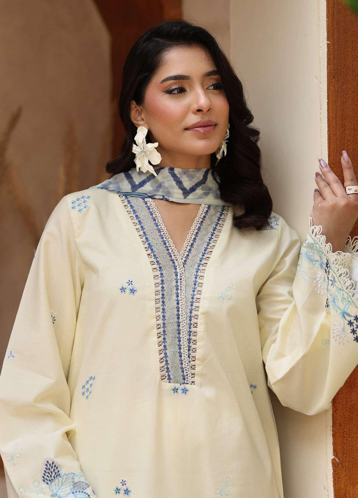Rameen By Raaya Embroidered Lawn 3 Piece Unstitched Suit RYA26RV2 D-ELODIE Rameen By Raaya Embroidered Lawn 3 Piece Unstitched Suit RYA26RV2 D-ELODIE