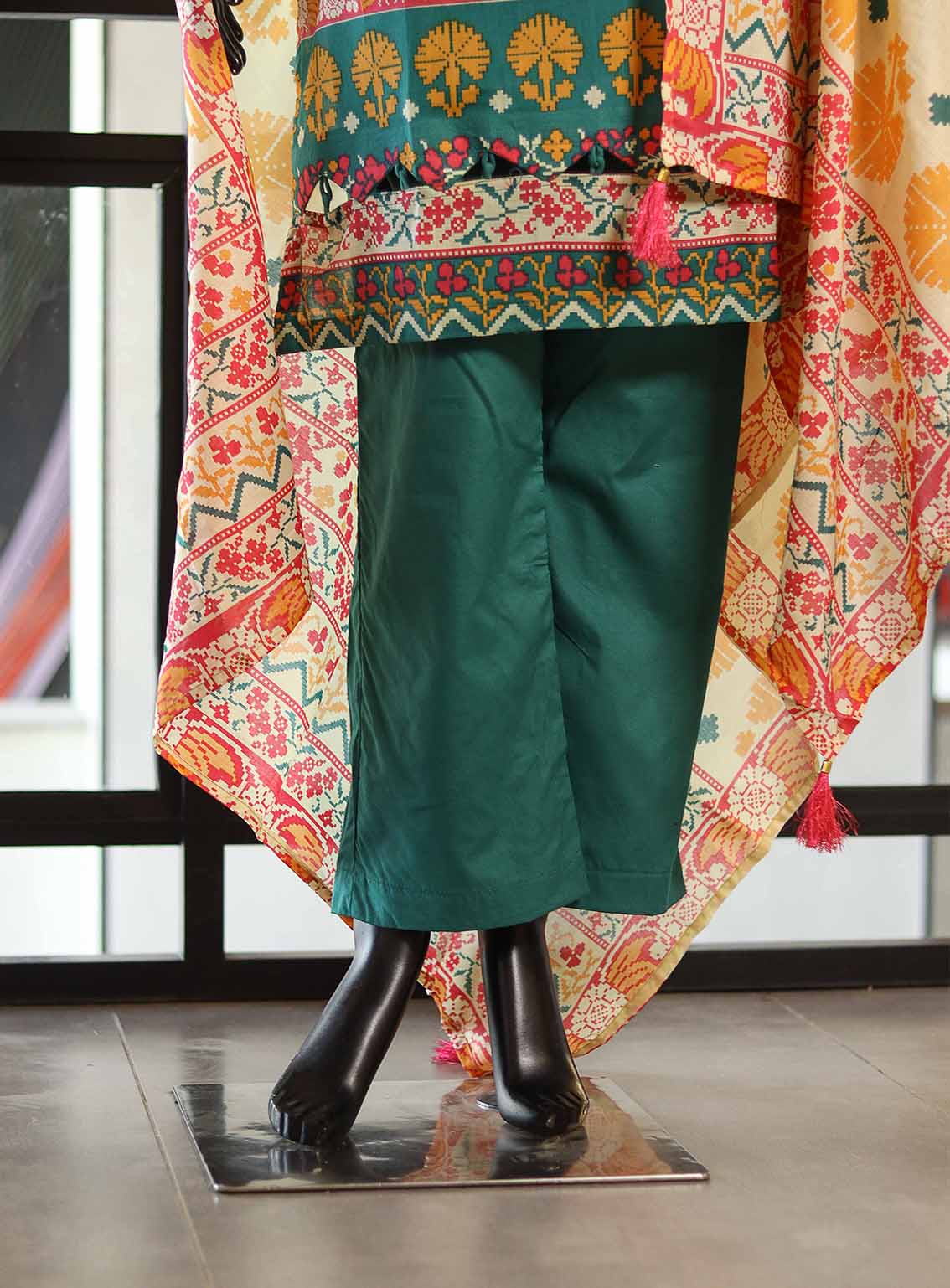 Royal Fashion Printed Lawn Suits Stitched 3 Piece RF25AJ PL-18 Royal Fashion Printed Lawn Suits Stitched 3 Piece RF25AJ PL-18