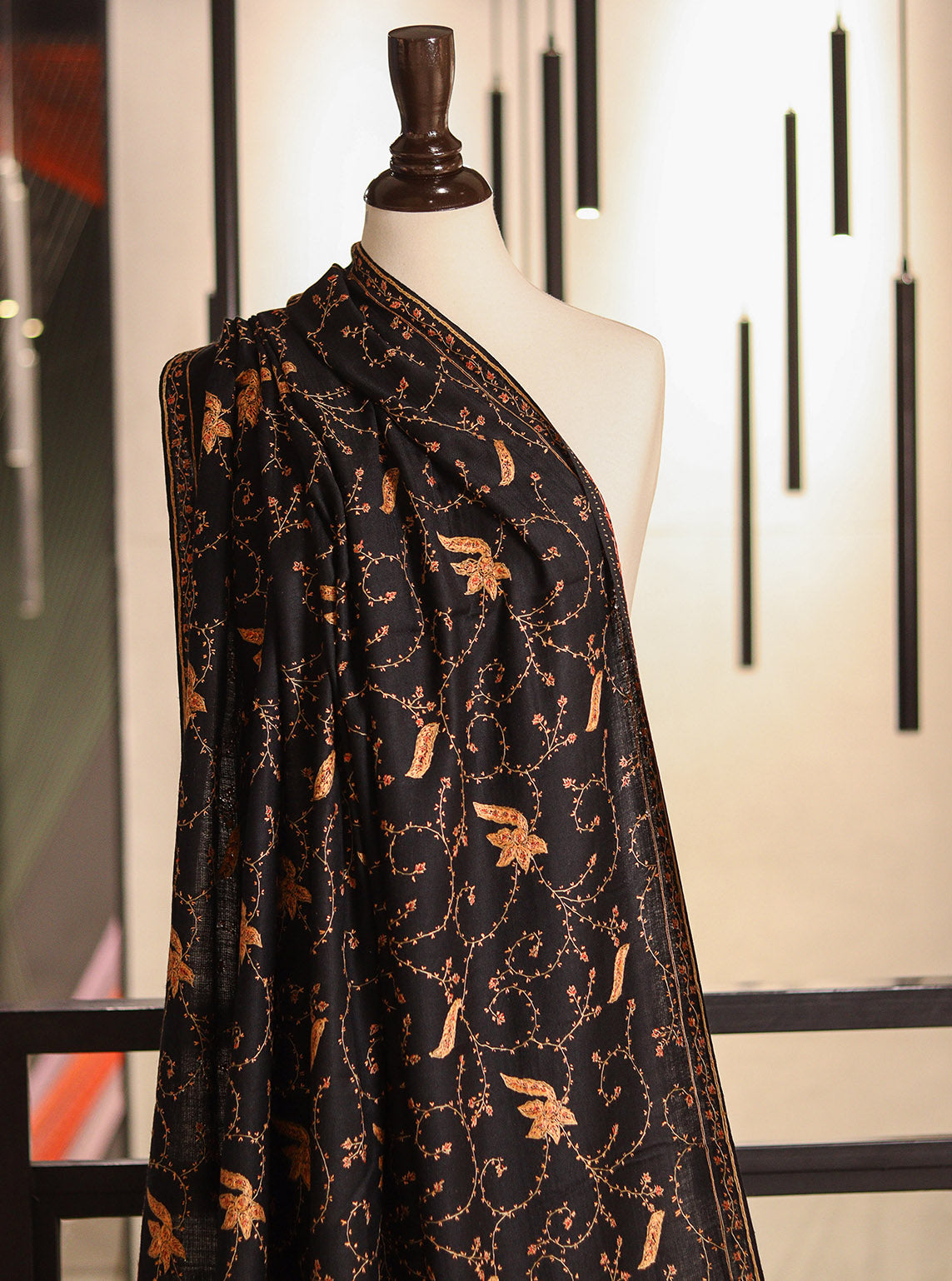 Royal Fashion Exclusive Woolen Shawls - RF24SH 0166S025 Black Royal Fashion Exclusive Woolen Shawls - RF24SH 0166S025 Black