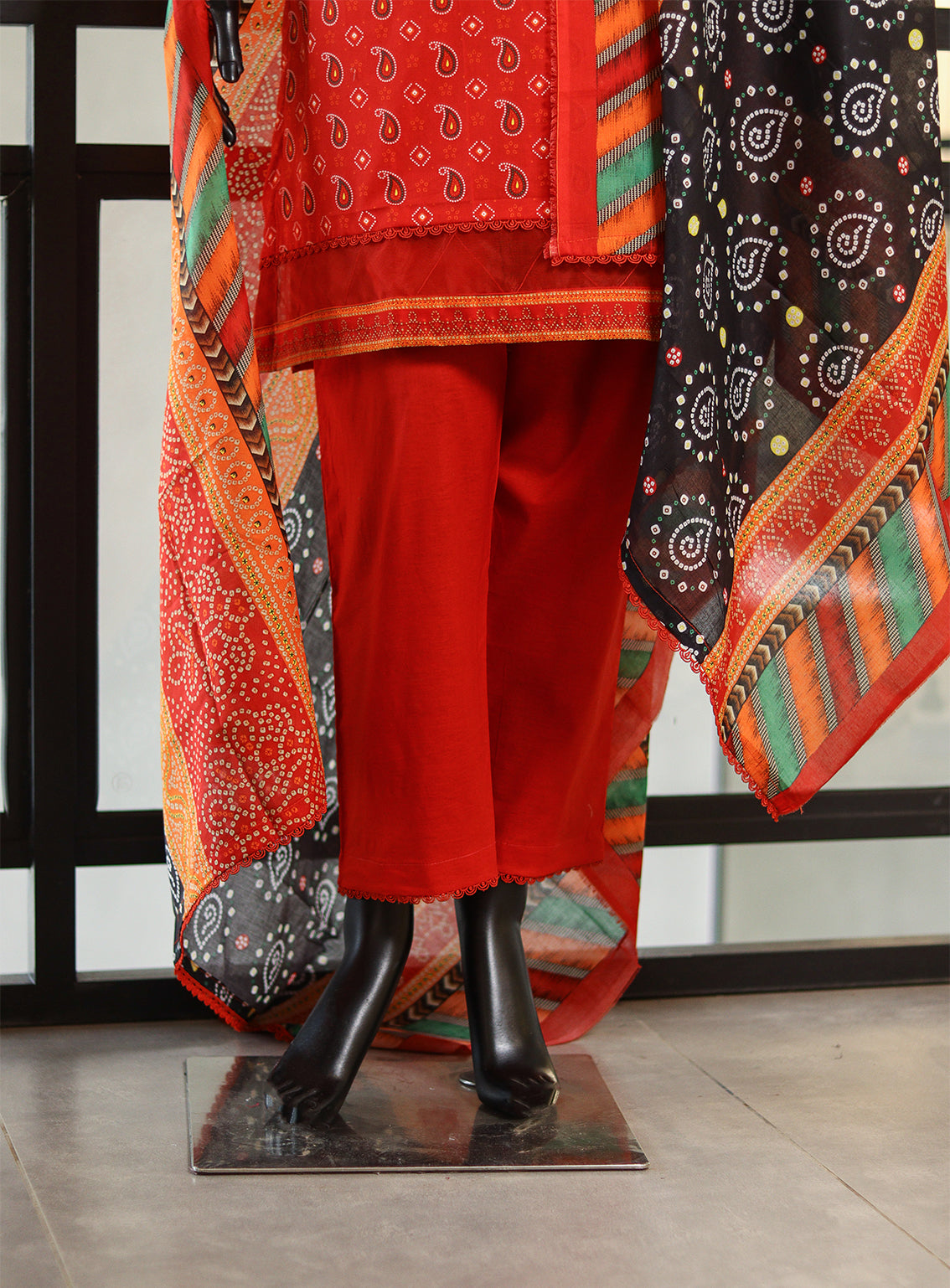 Royal Fashion Printed Lawn Suits Stitched 3 Piece - RF25DPL BS01 Royal Fashion Printed Lawn Suits Stitched 3 Piece - RF25DPL BS01