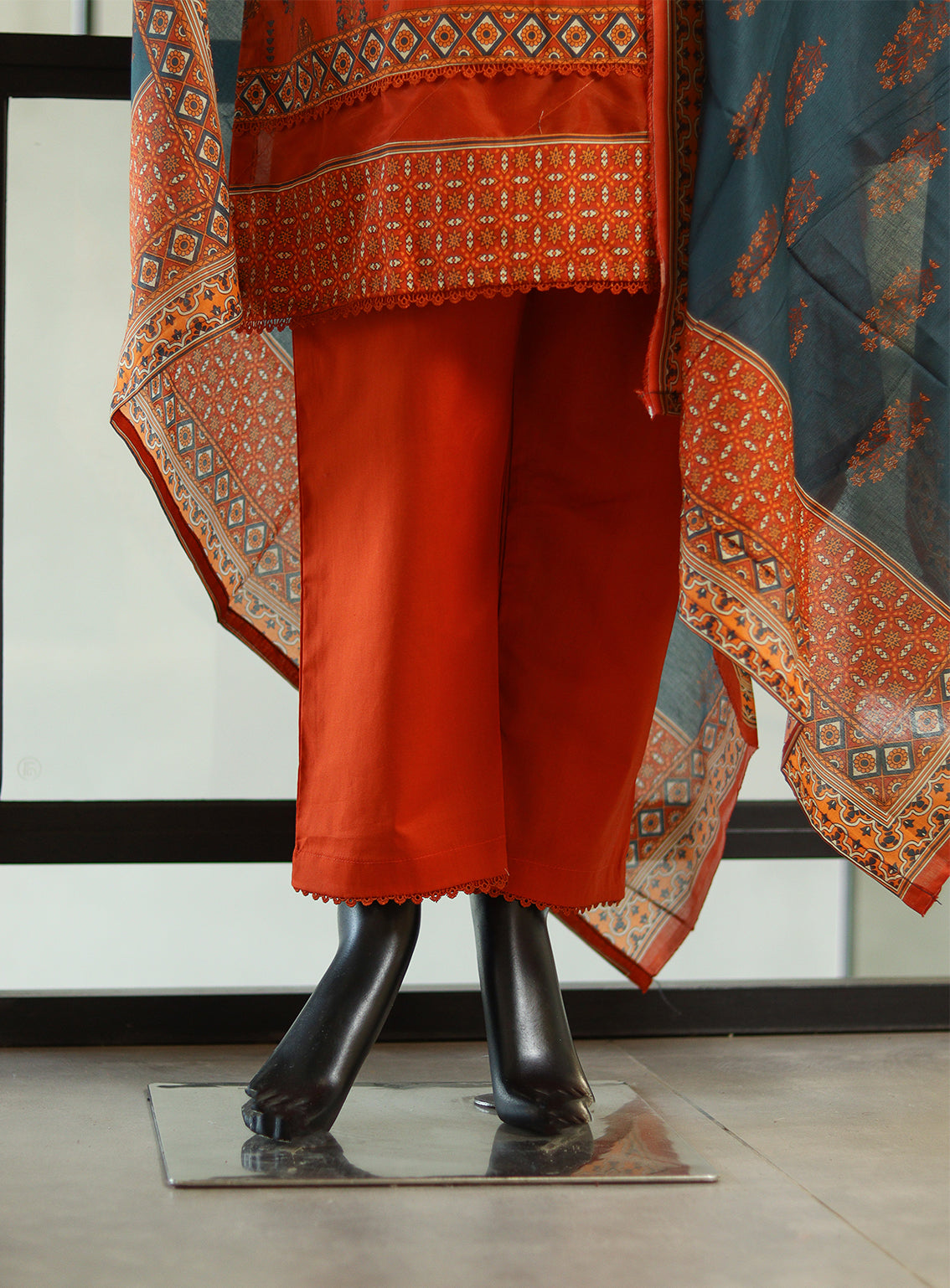 Royal Fashion Printed Lawn Suits Stitched 3 Piece - RF25DPL BS04 Royal Fashion Printed Lawn Suits Stitched 3 Piece - RF25DPL BS04