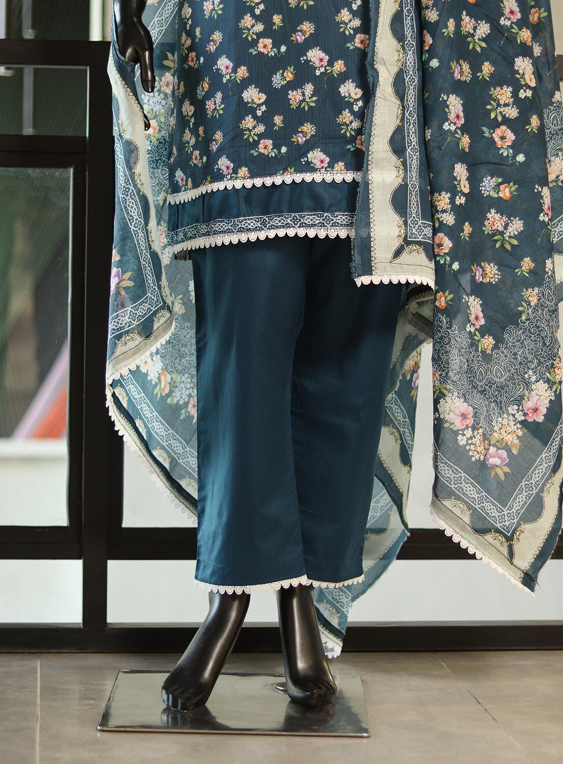 Royal Fashion Printed Lawn Suits Stitched 3 Piece - RF25DPL BS06 Royal Fashion Printed Lawn Suits Stitched 3 Piece - RF25DPL BS06