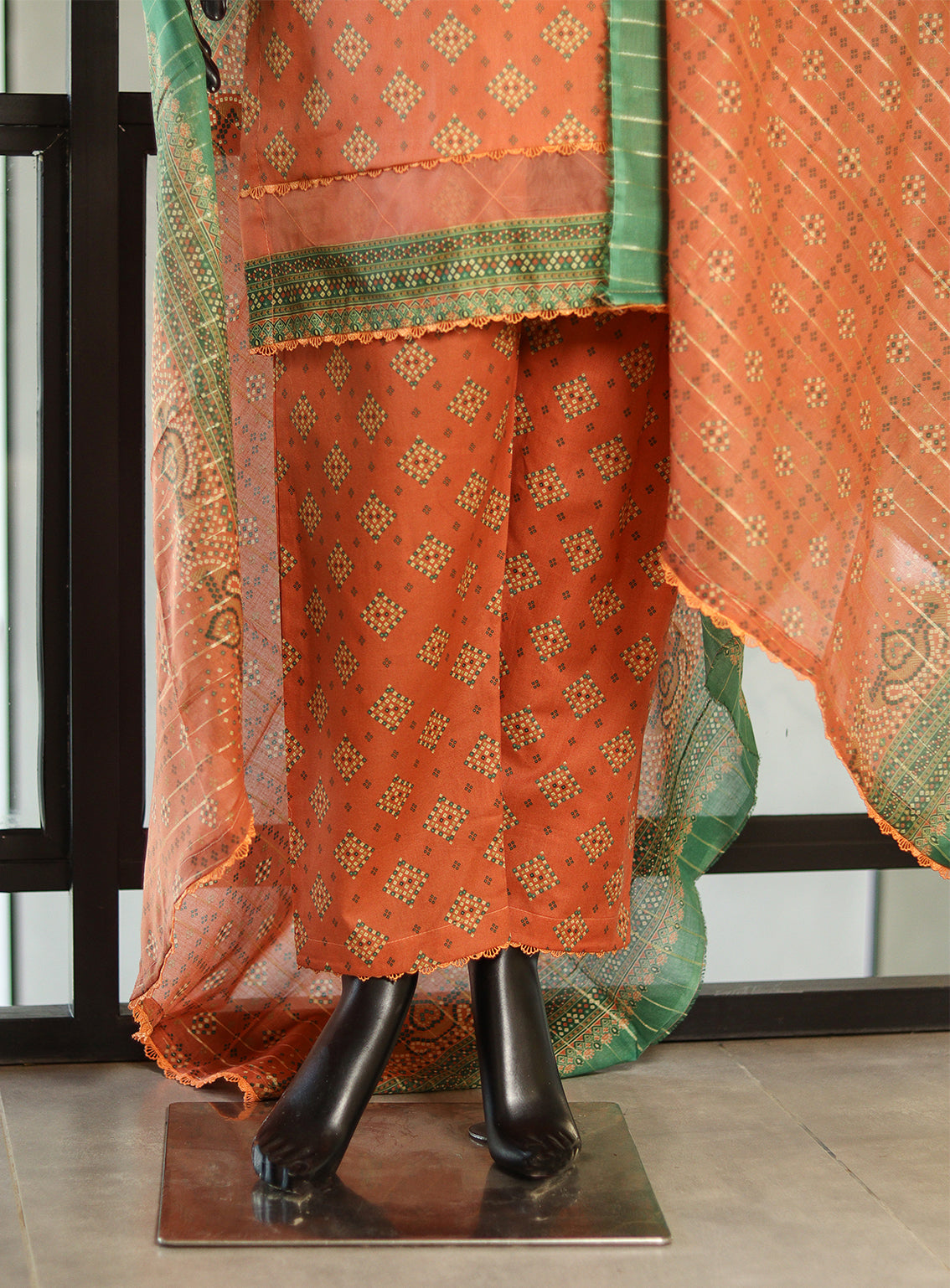 Royal Fashion Printed Lawn Suits Stitched 3 Piece - RF25DPL BS14 Royal Fashion Printed Lawn Suits Stitched 3 Piece - RF25DPL BS14