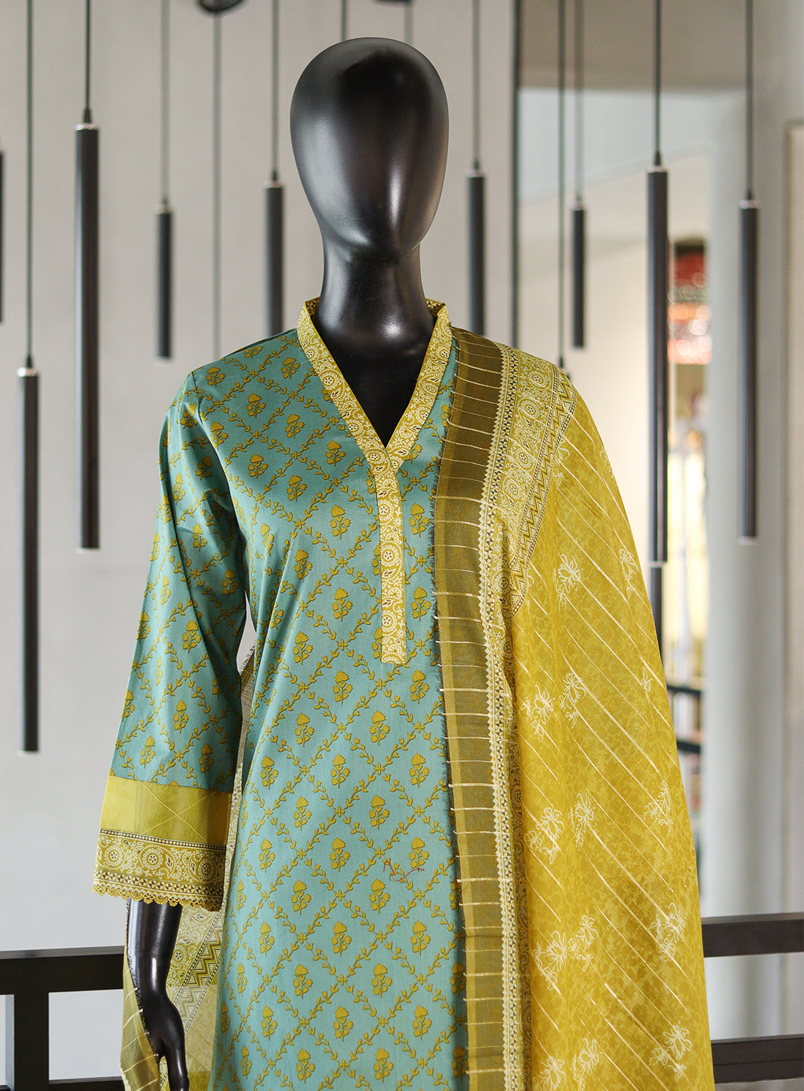 Royal Fashion Printed Lawn Suits Stitched 3 Piece - RF25DPL BS16 Royal Fashion Printed Lawn Suits Stitched 3 Piece - RF25DPL BS16
