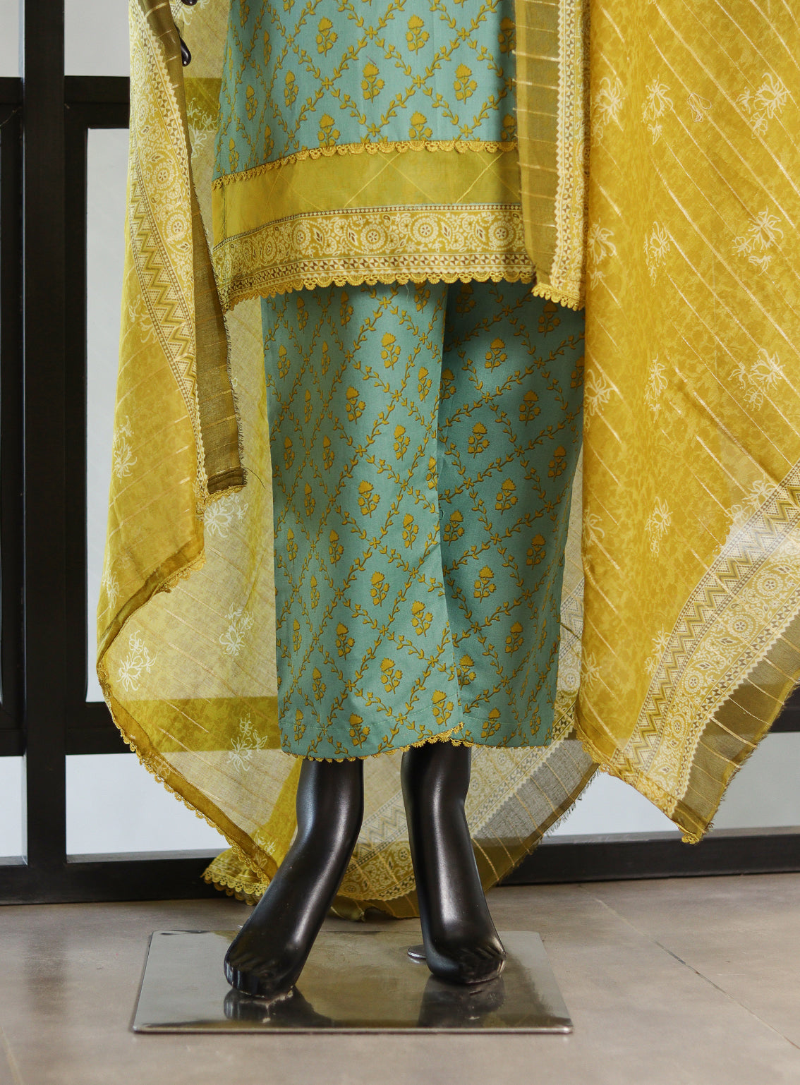 Royal Fashion Printed Lawn Suits Stitched 3 Piece - RF25DPL BS16 Royal Fashion Printed Lawn Suits Stitched 3 Piece - RF25DPL BS16