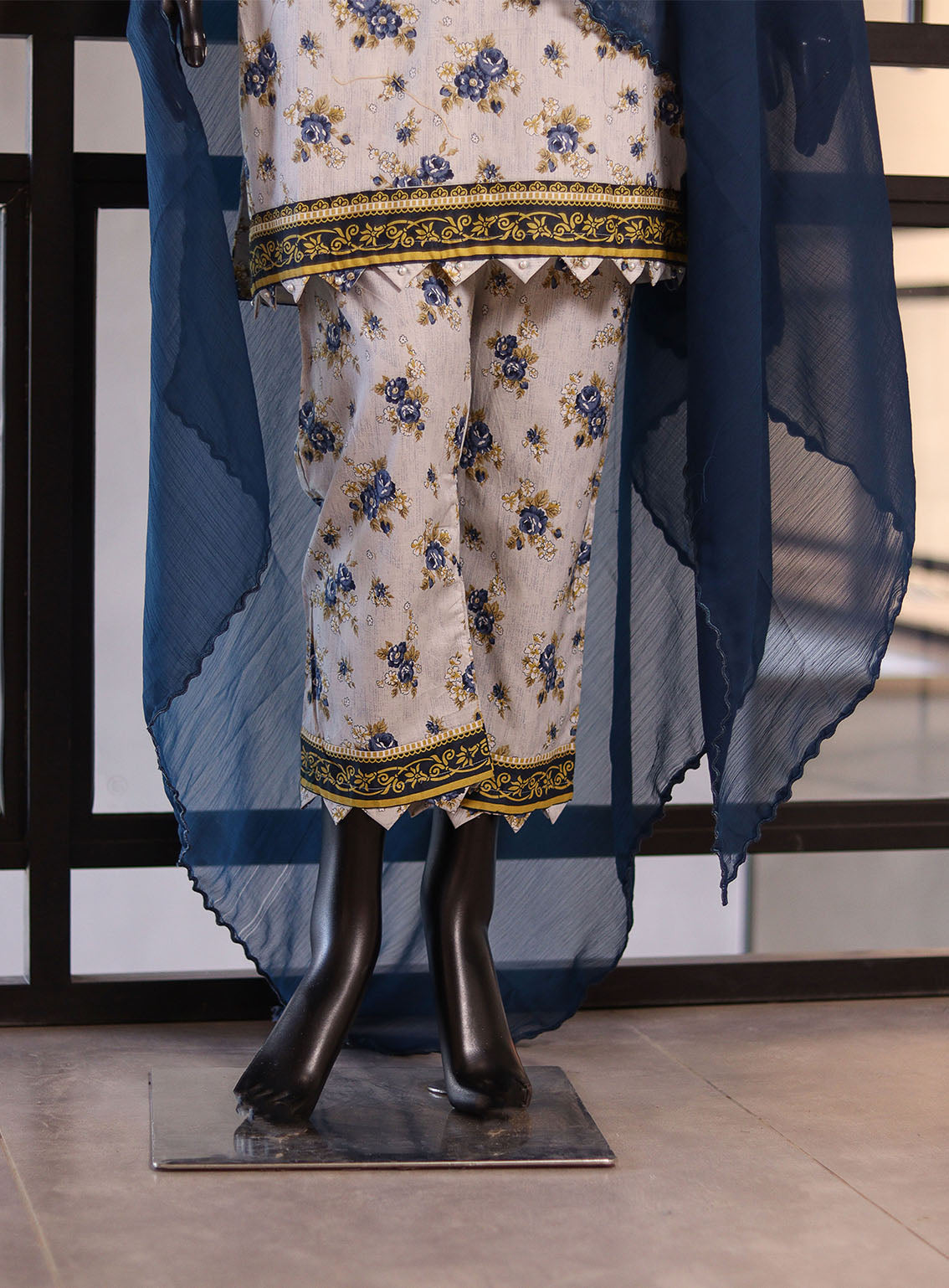 Royal Fashion Printed Lawn Suits Stitched 3 Piece - RF25PL 05 Royal Fashion Printed Lawn Suits Stitched 3 Piece - RF25PL 05