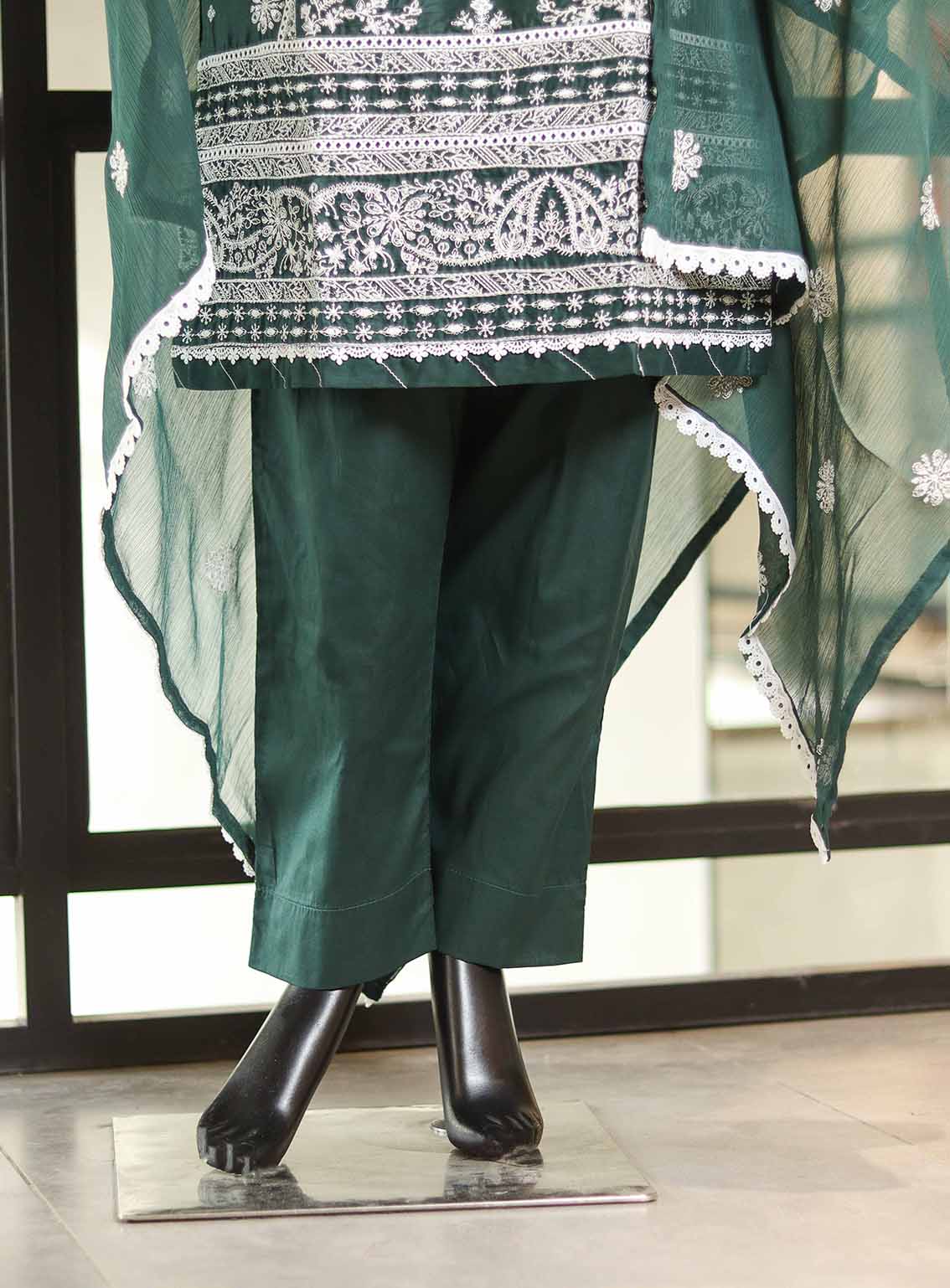 SNSC Embroidered Lawn Suits Stitched 3 Piece - SNSC25FE C117 BOTTLE GREEN SNSC Embroidered Lawn Suits Stitched 3 Piece - SNSC25FE C117 BOTTLE GREEN