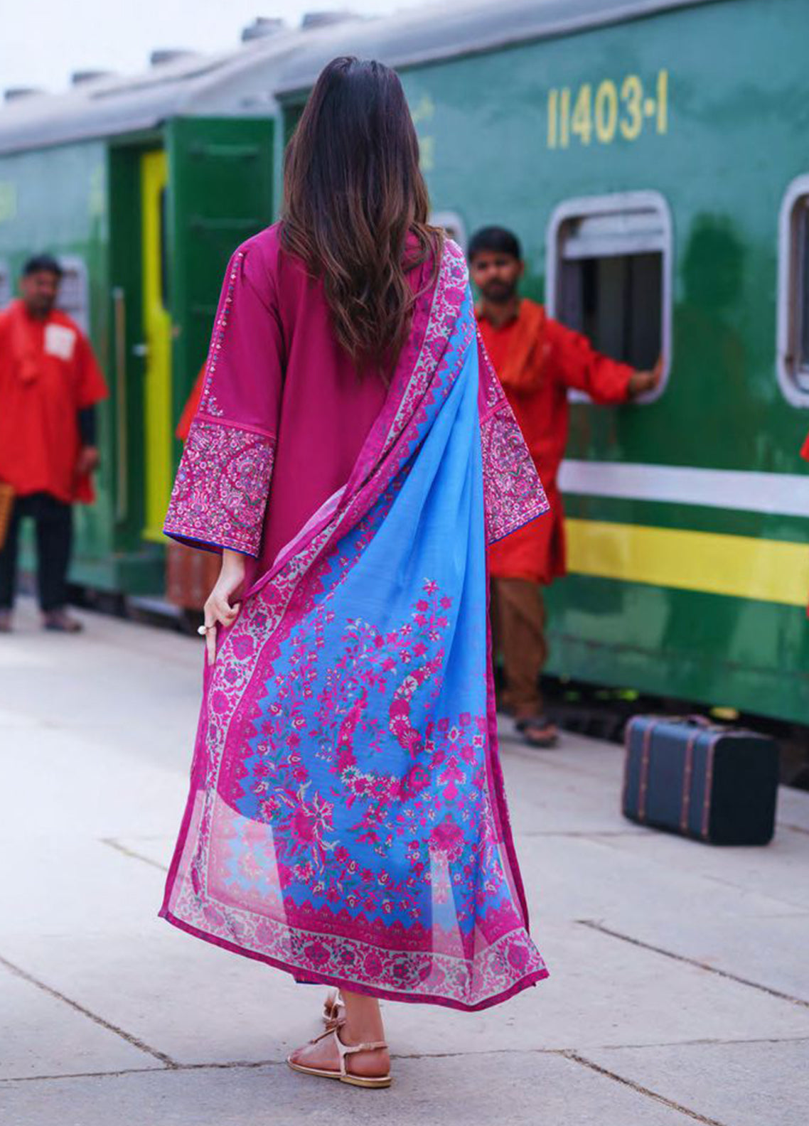 Safarnama By Casual Lite Premium Embroidered Cotton Lawn 3 Piece Stitched Suit CL26SSD D-02 ROISIN BLOOM Safarnama By Casual Lite Premium Embroidered Cotton Lawn 3 Piece Stitched Suit CL26SSD D-02 ROISIN BLOOM