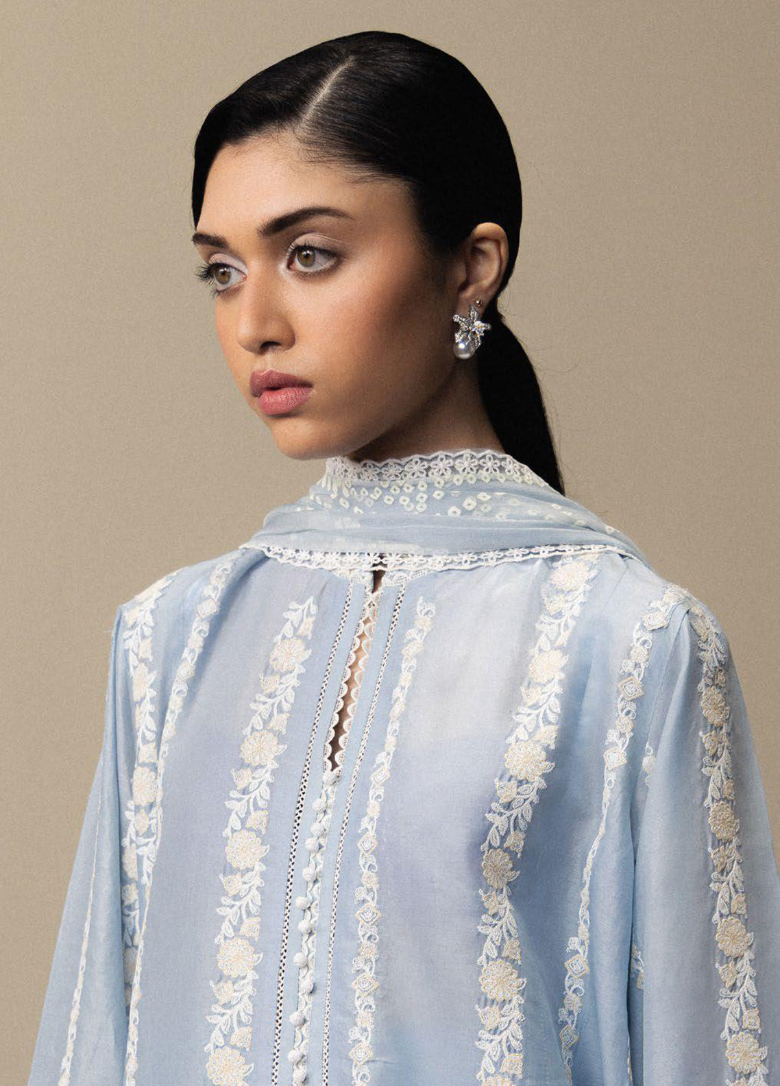 Satori By Zara Shahjahan Luxury Embrodiered Lawn 3 Piece Unstitched Suit CZS26SS&L D-01 AOYOMI Satori By Zara Shahjahan Luxury Embrodiered Lawn 3 Piece Unstitched Suit CZS26SS&L D-01 AOYOMI