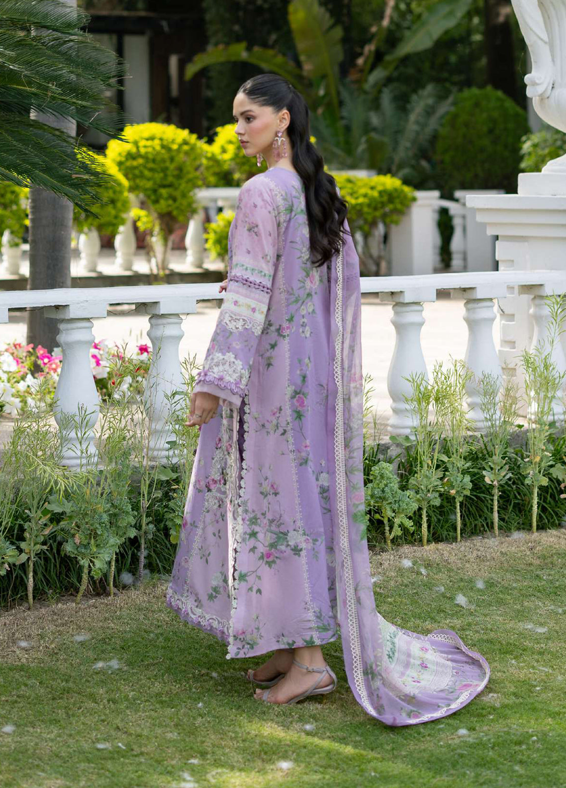 Signature By Elaf Embroidered Lawn 3 Piece Unstitched Suit EF26SElV2 D-1B BIANCA Signature By Elaf Embroidered Lawn 3 Piece Unstitched Suit EF26SElV2 D-1B BIANCA