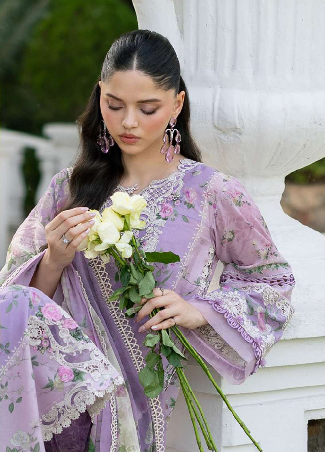 Signature By Elaf Embroidered Lawn 3 Piece Unstitched Suit EF26SElV2 D-1B BIANCA Signature By Elaf Embroidered Lawn 3 Piece Unstitched Suit EF26SElV2 D-1B BIANCA