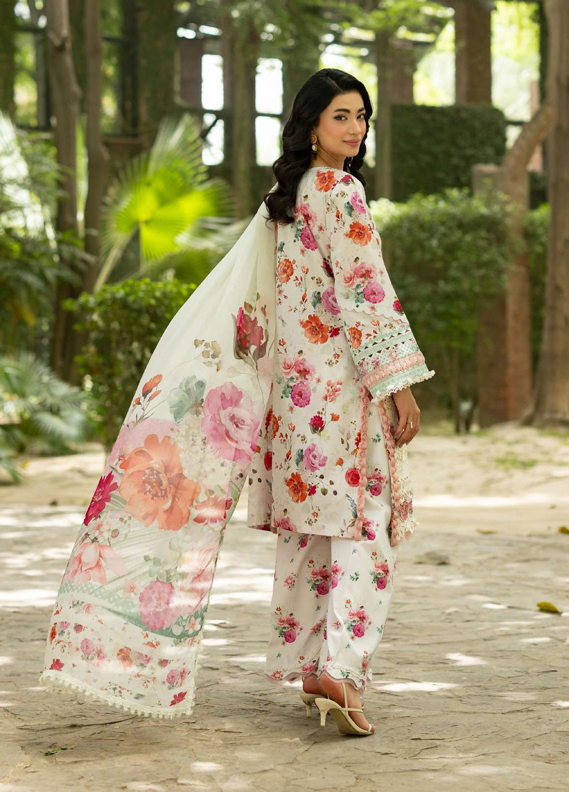 Signature By Elaf Embroidered Lawn 3 Piece Unstitched Suit EF26SElV2 D-4A CLAIRE Signature By Elaf Embroidered Lawn 3 Piece Unstitched Suit EF26SElV2 D-4A CLAIRE