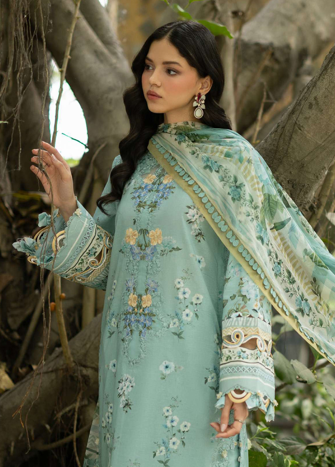 Signature By Elaf Embroidered Lawn 3 Piece Unstitched Suit EF26SElV2 D-6B ZARIA Signature By Elaf Embroidered Lawn 3 Piece Unstitched Suit EF26SElV2 D-6B ZARIA