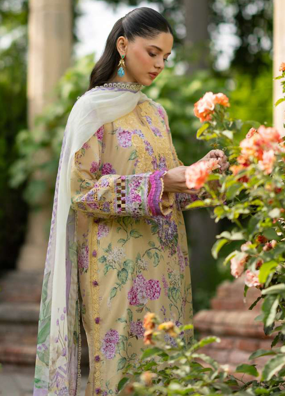 Signature By Elaf Embroidered Lawn 3 Piece Unstitched Suit EF26SElV2 D-7A STELLA Signature By Elaf Embroidered Lawn 3 Piece Unstitched Suit EF26SElV2 D-7A STELLA