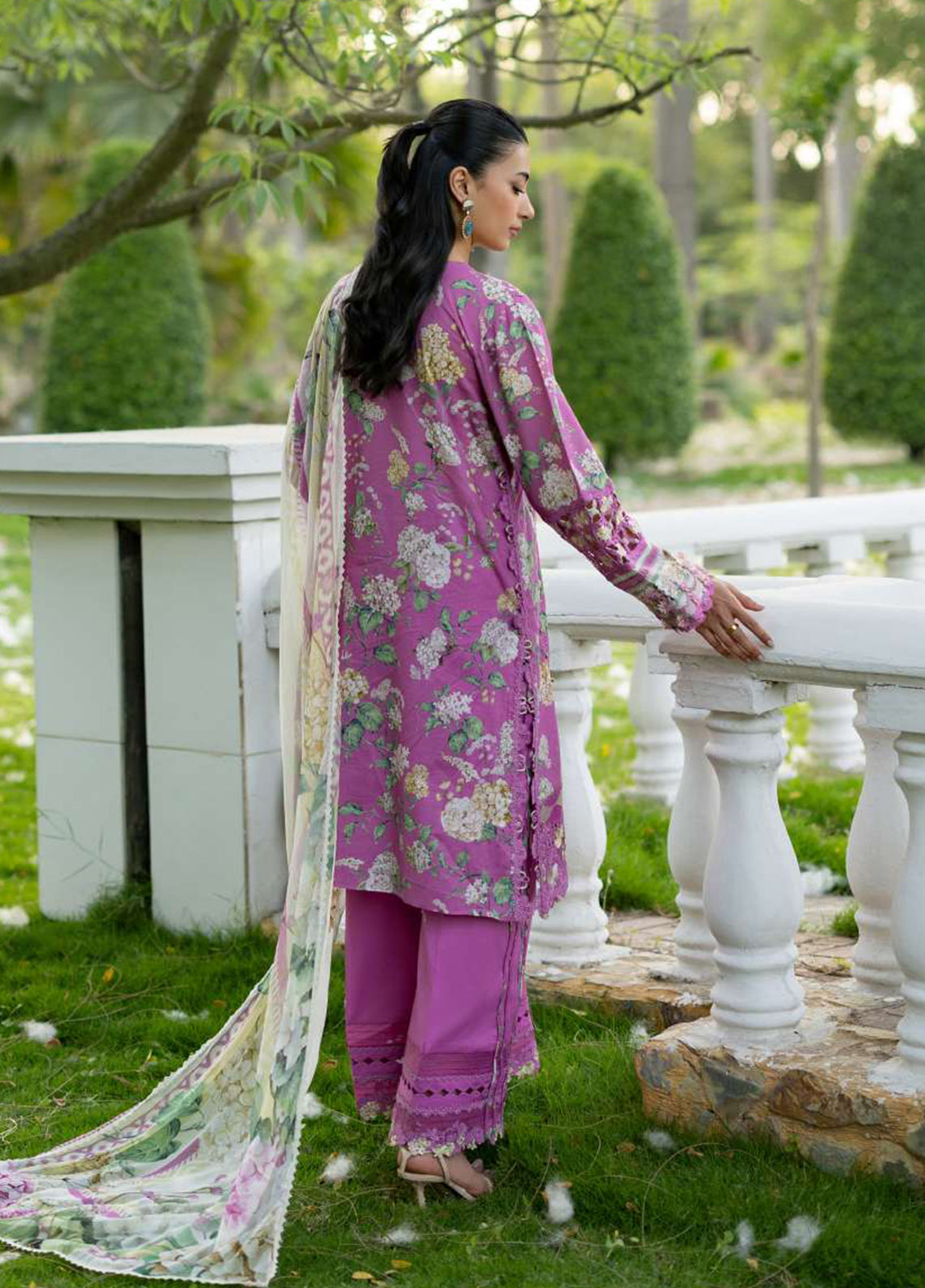 Signature By Elaf Embroidered Lawn 3 Piece Unstitched Suit EF26SElV2 D-7B KIARA Signature By Elaf Embroidered Lawn 3 Piece Unstitched Suit EF26SElV2 D-7B KIARA