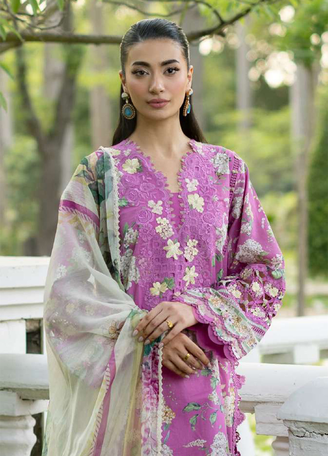 Signature By Elaf Embroidered Lawn 3 Piece Unstitched Suit EF26SElV2 D-7B KIARA Signature By Elaf Embroidered Lawn 3 Piece Unstitched Suit EF26SElV2 D-7B KIARA
