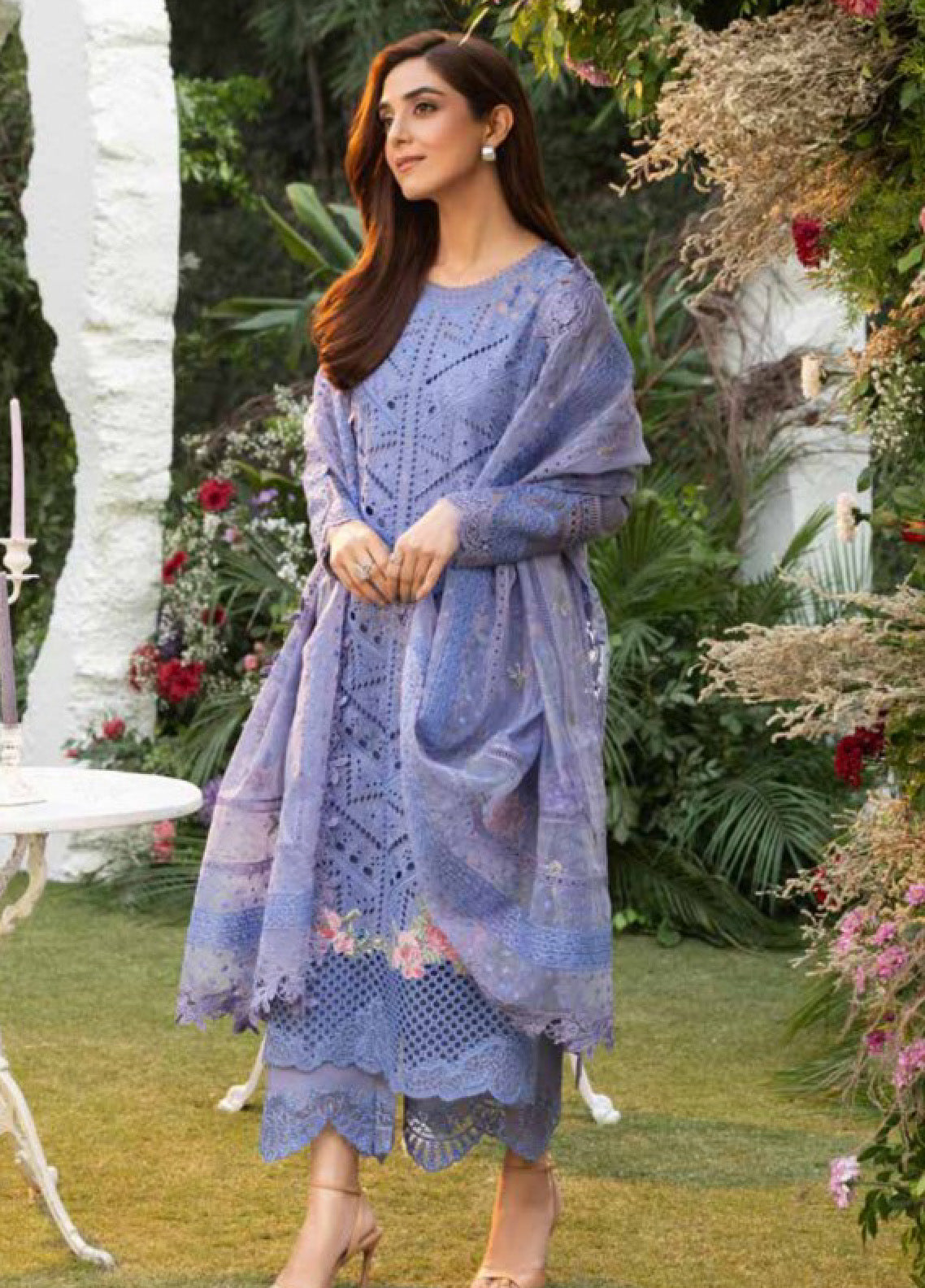 Sobia Nazir Embroidered Lawn Suits Unstitched 3 Piece - SN25LL 10B Sobia Nazir Embroidered Lawn Suits Unstitched 3 Piece - SN25LL 10B
