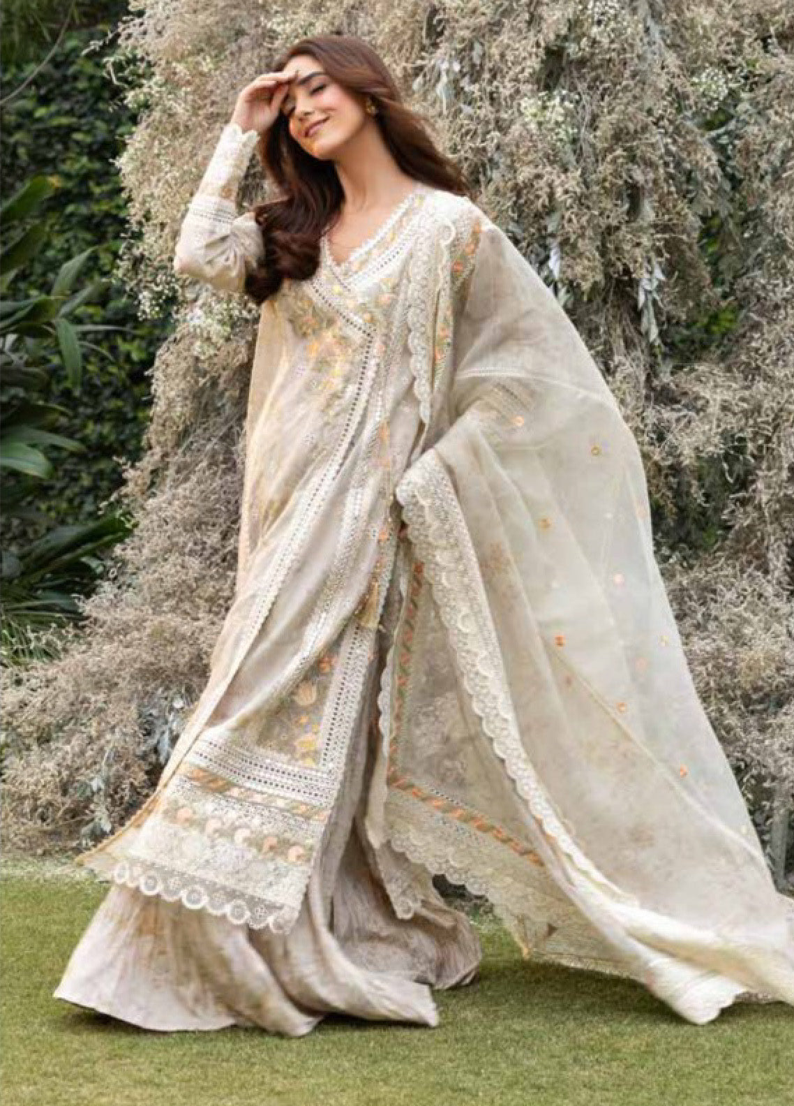 Sobia Nazir Embroidered Lawn Suits Unstitched 3 Piece - SN25LL 13B Sobia Nazir Embroidered Lawn Suits Unstitched 3 Piece - SN25LL 13B