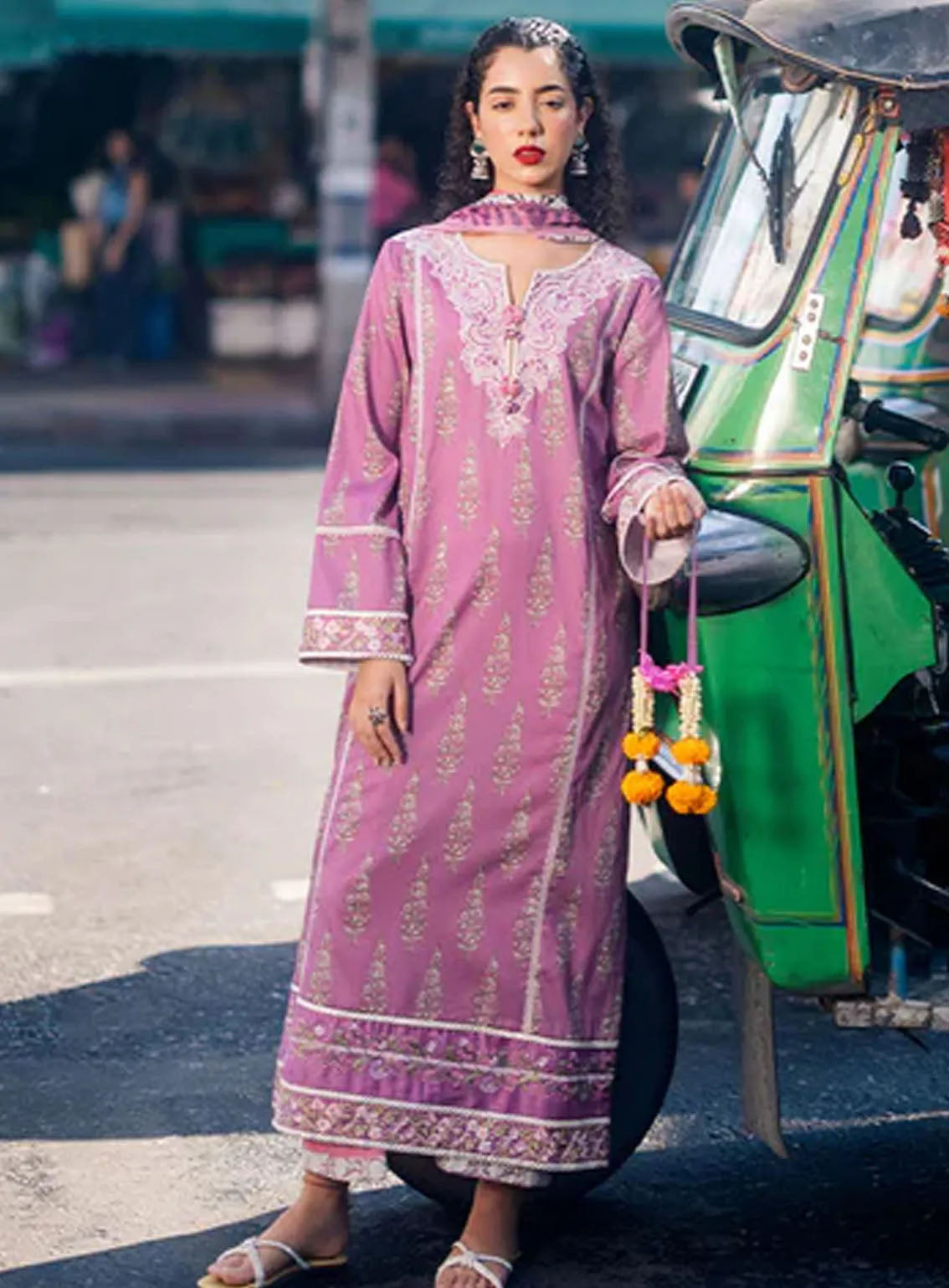 Taneez By Roheenaz Embroidered Lawn Suits Unstitched 3 Piece - RNZ24T RNB-01A MARAL Taneez By Roheenaz Embroidered Lawn Suits Unstitched 3 Piece - RNZ24T RNB-01A MARAL