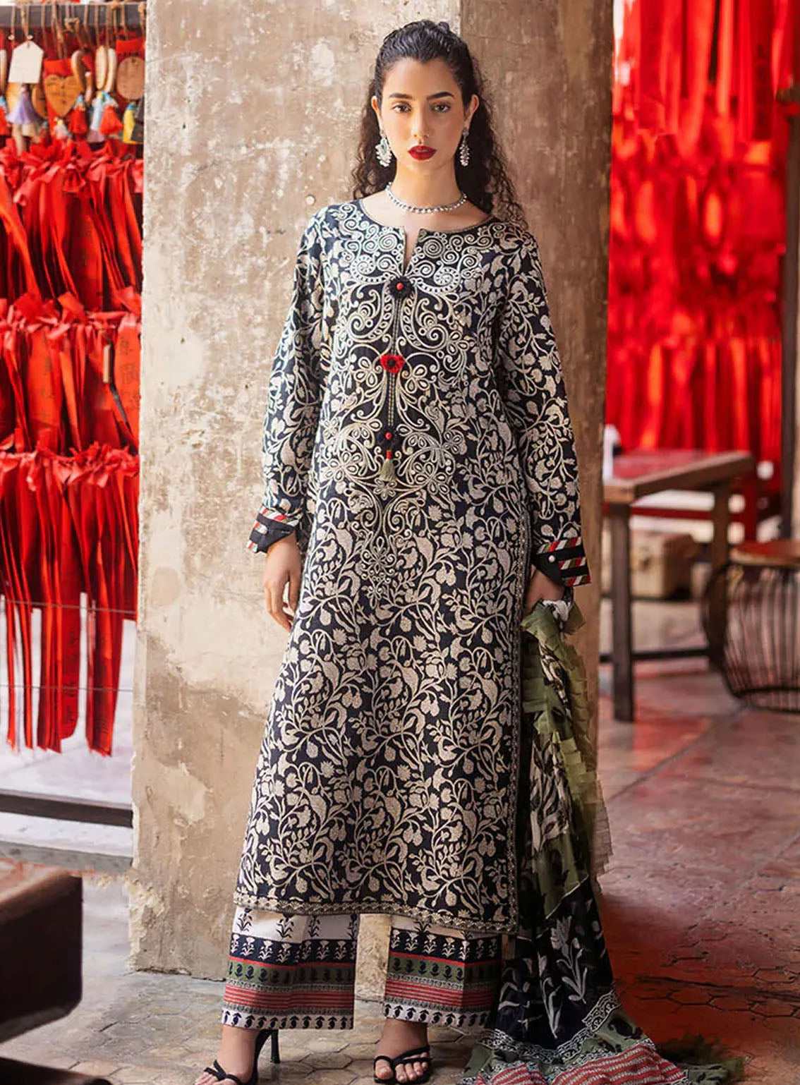 Taneez By Roheenaz Embroidered Lawn Suits Unstitched 3 Piece - RNZ24T RNB-04B MAHIN Taneez By Roheenaz Embroidered Lawn Suits Unstitched 3 Piece - RNZ24T RNB-04B MAHIN