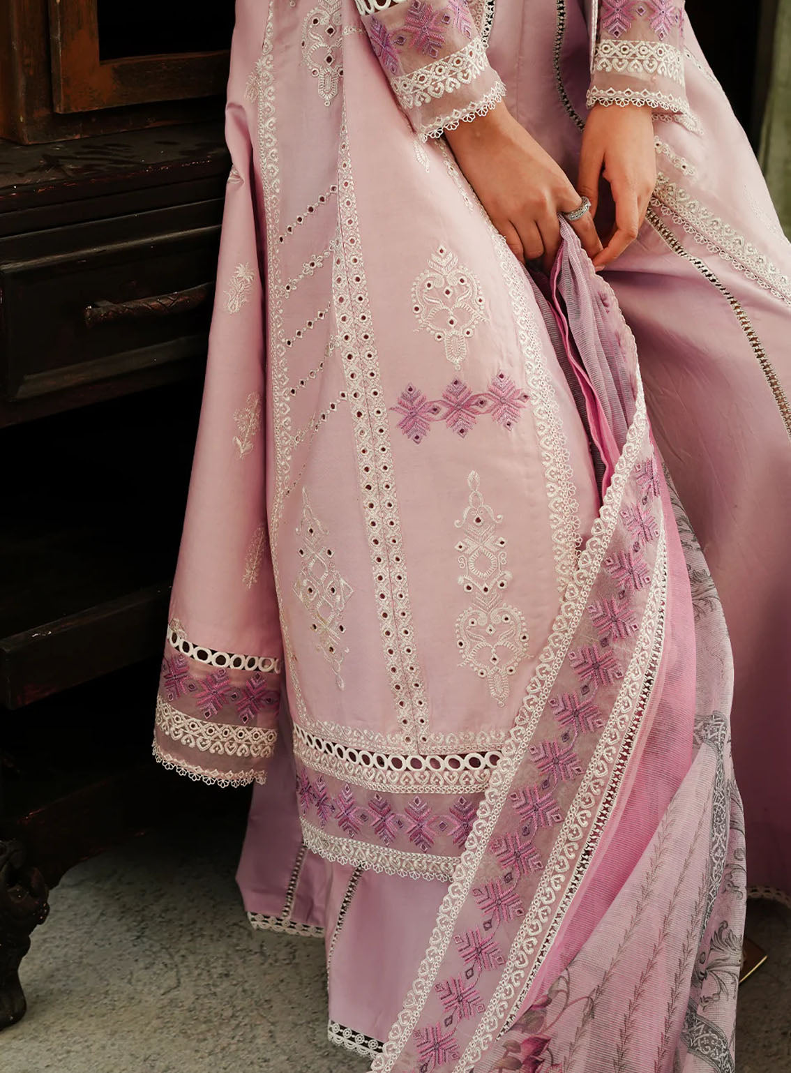 Tresor By Zarqash Embroidered Lawn Suits Unstitched 3 Piece - ZQ24TL ZQT-01 FAYE Tresor By Zarqash Embroidered Lawn Suits Unstitched 3 Piece - ZQ24TL ZQT-01 FAYE