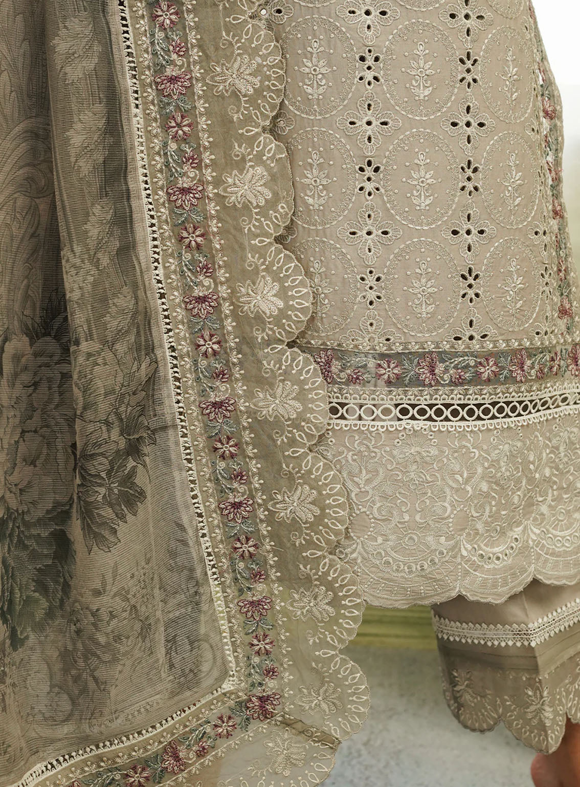 Tresor By Zarqash Embroidered Lawn Suits Unstitched 3 Piece - ZQ24TL ZQT-02 ROSEMARY Tresor By Zarqash Embroidered Lawn Suits Unstitched 3 Piece - ZQ24TL ZQT-02 ROSEMARY