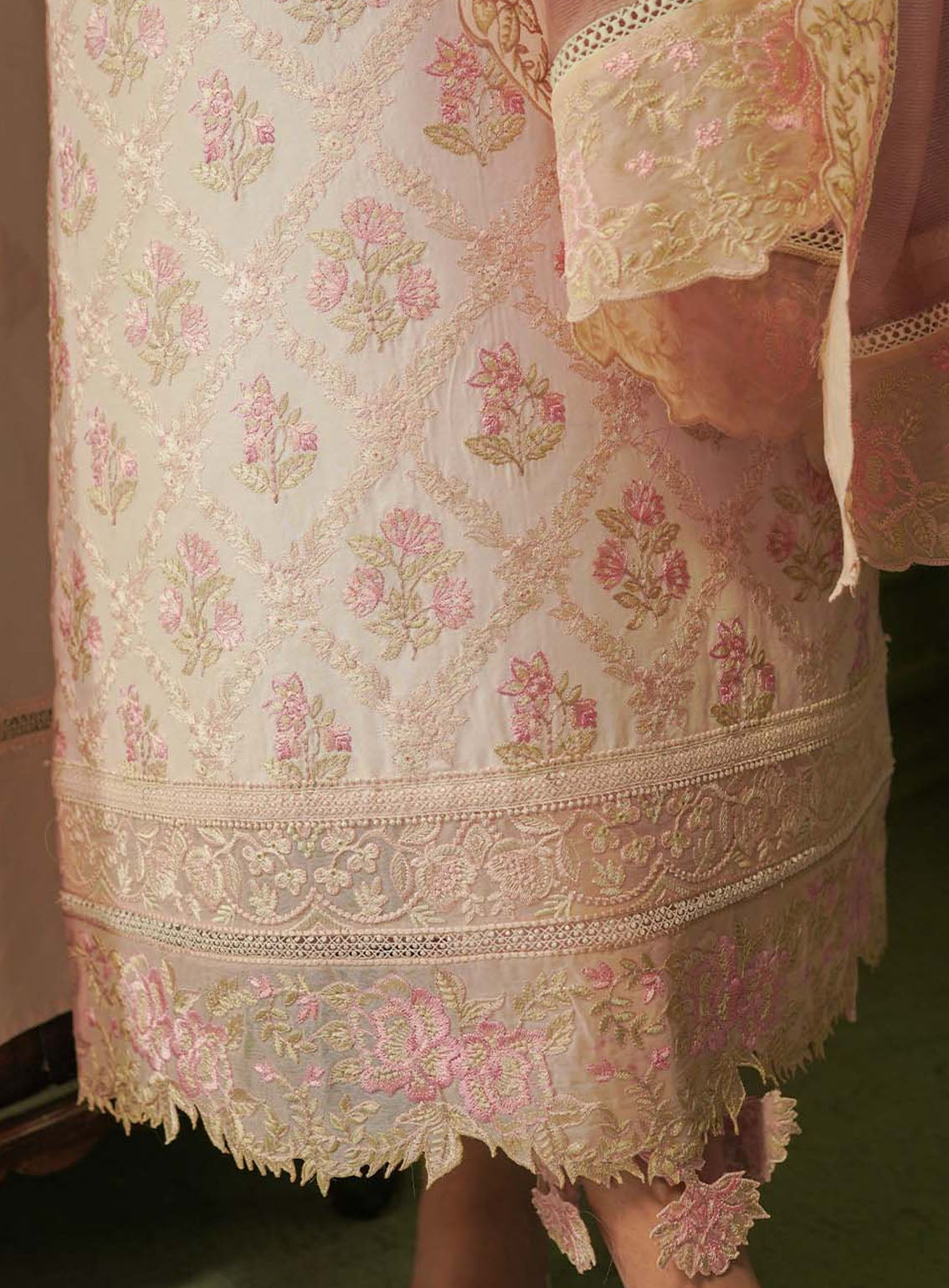 Tresor By Zarqash Embroidered Lawn Suits Unstitched 3 Piece - ZQ24TL ZQT-03 FLORA Tresor By Zarqash Embroidered Lawn Suits Unstitched 3 Piece - ZQ24TL ZQT-03 FLORA