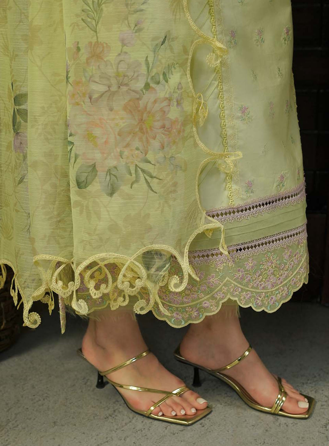 Tresor By Zarqash Embroidered Lawn Suits Unstitched 3 Piece - ZQ24TL ZQT-08 PRIMROSE Tresor By Zarqash Embroidered Lawn Suits Unstitched 3 Piece - ZQ24TL ZQT-08 PRIMROSE