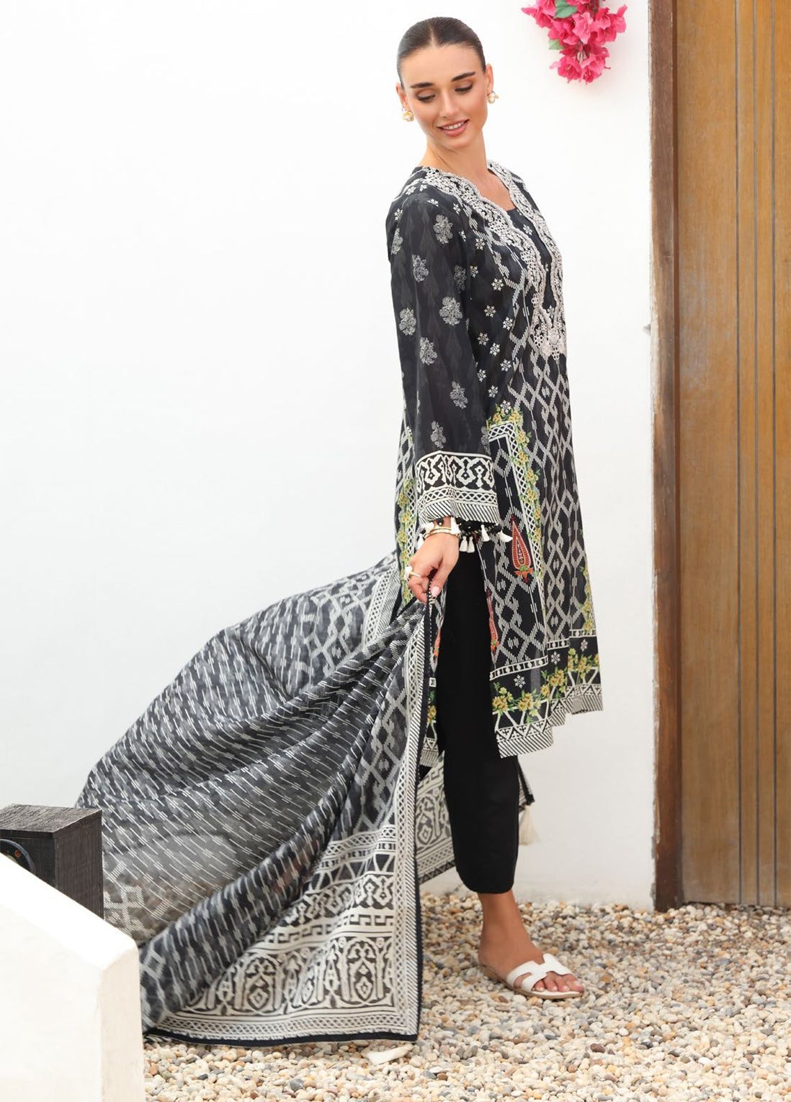 Verao By Gul Ahmed Embroidered Lawn 3 Piece Unstitched Suit GA26VTSOS D-SD-62076 Verao By Gul Ahmed Embroidered Lawn 3 Piece Unstitched Suit GA26VTSOS D-SD-62076
