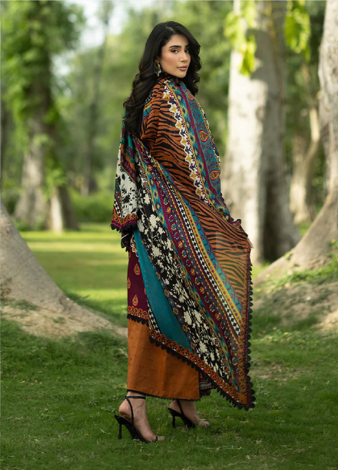 Zainab Chottani Luxury Embroidered Lawn 3 Piece Unstitched Suit ZC26LL D-11 ERIN Zainab Chottani Luxury Embroidered Lawn 3 Piece Unstitched Suit ZC26LL D-11 ERIN