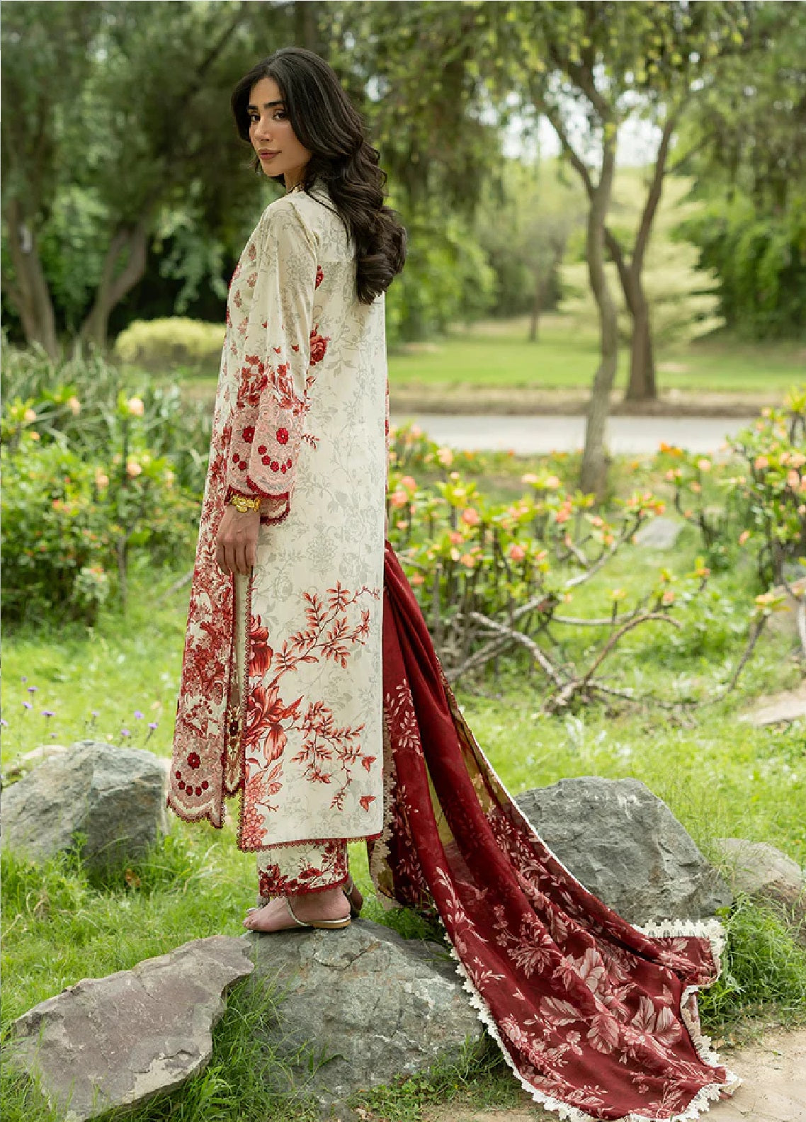 Zainab Chottani Luxury Embroidered Lawn 3 Piece Unstitched Suit ZC26LL D-16 LAINE Zainab Chottani Luxury Embroidered Lawn 3 Piece Unstitched Suit ZC26LL D-16 LAINE