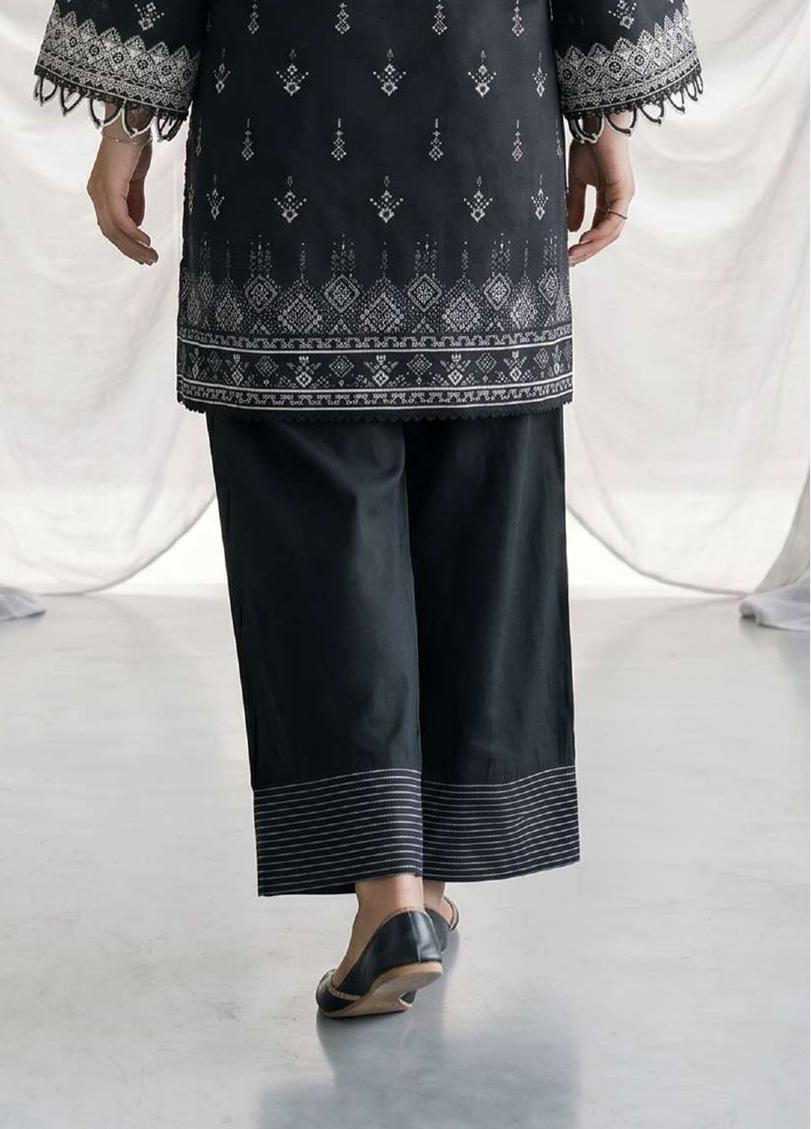 Zellbury Embroidered Lawn 2 Piece Unstitched Shirt Dupatta WUS26E21067 Zellbury Embroidered Lawn 2 Piece Unstitched Shirt Dupatta WUS26E21067