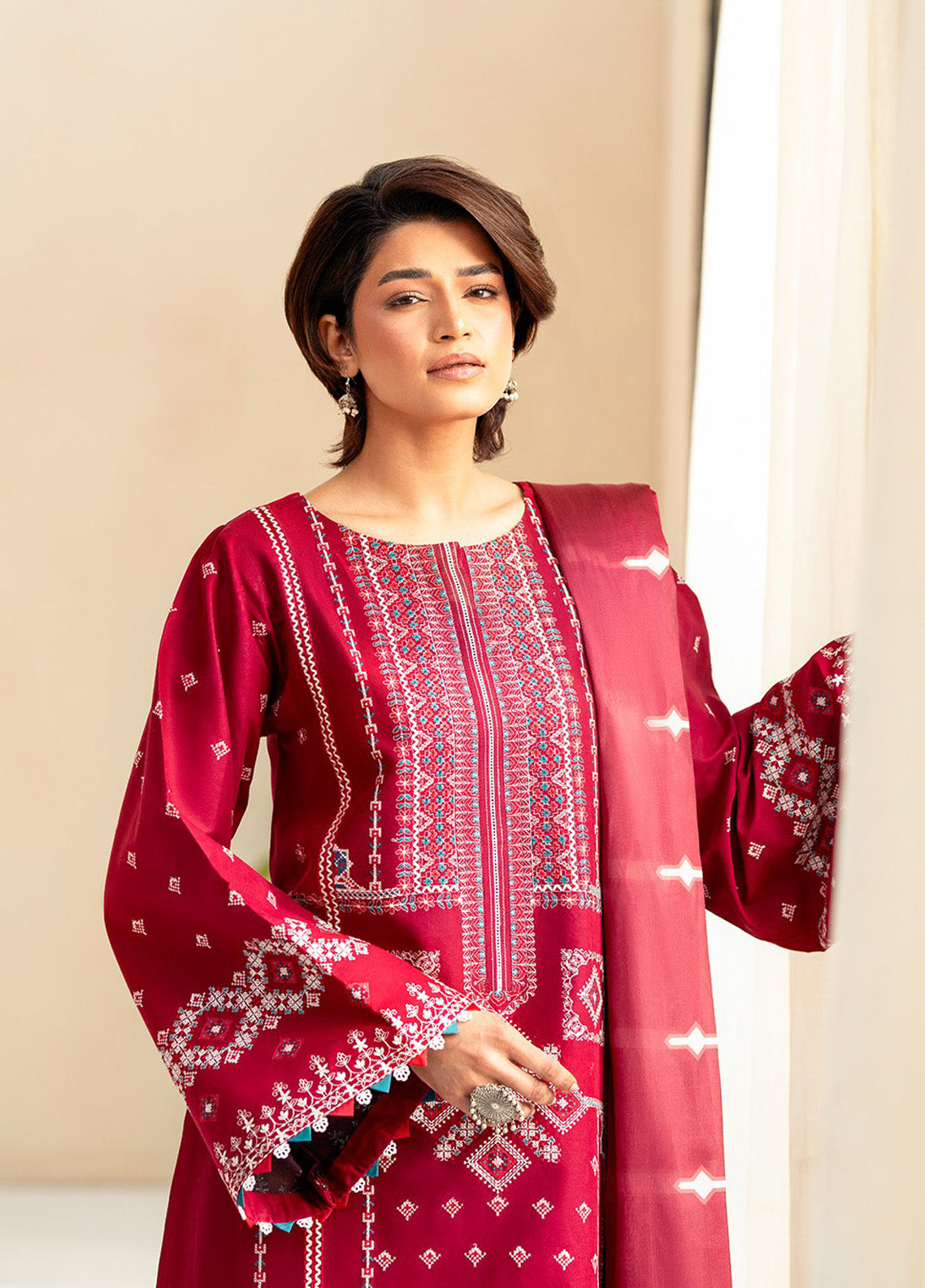 Aaina By Bin Ilyas Embroidered Lawn 3 Piece Unstitched Suit BI25SE D-84A Aaina By Bin Ilyas Embroidered Lawn 3 Piece Unstitched Suit BI25SE D-84A