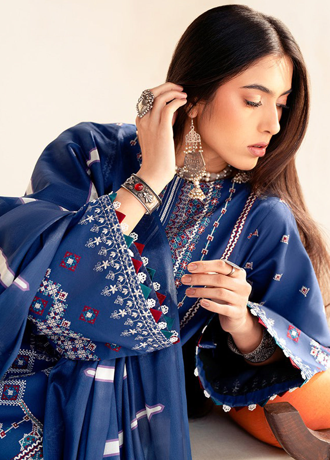 Aaina By Bin Ilyas Embroidered Lawn 3 Piece Unstitched Suit BI25SE D-84B Aaina By Bin Ilyas Embroidered Lawn 3 Piece Unstitched Suit BI25SE D-84B