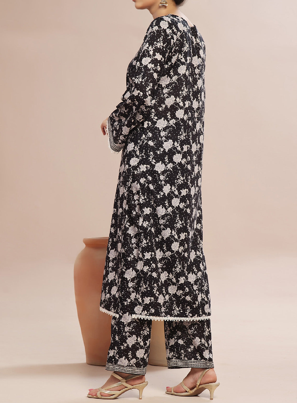 Aiza & Momina By Aizal Printed Lawn 2 Piece Stitched Suit AL25A&M D-532 Aiza & Momina By Aizal Printed Lawn 2 Piece Stitched Suit AL25A&M D-532