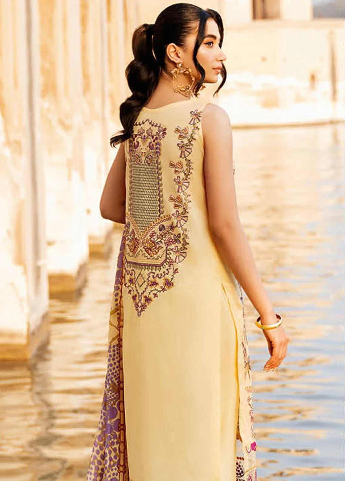 Andaaz By Ramsha Embroidered Lawn Unstitched 3 Piece Suit - 05 Andaaz By Ramsha Embroidered Lawn Unstitched 3 Piece Suit - 05