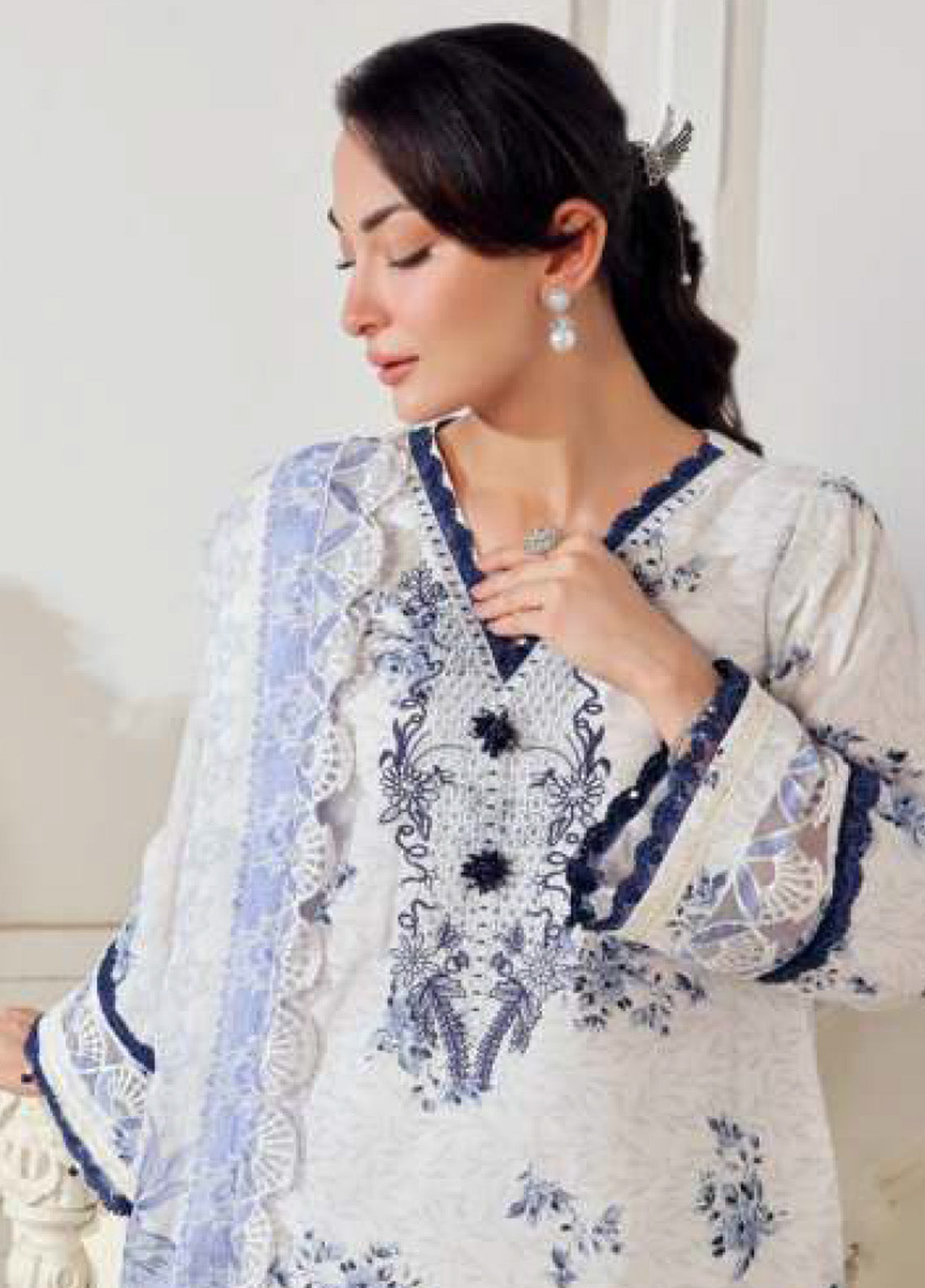 Applique Kari By Alzohaib Embroidered Lawn 3 Piece Unstitched Suit AZ25AK D-04 Applique Kari By Alzohaib Embroidered Lawn 3 Piece Unstitched Suit AZ25AK D-04