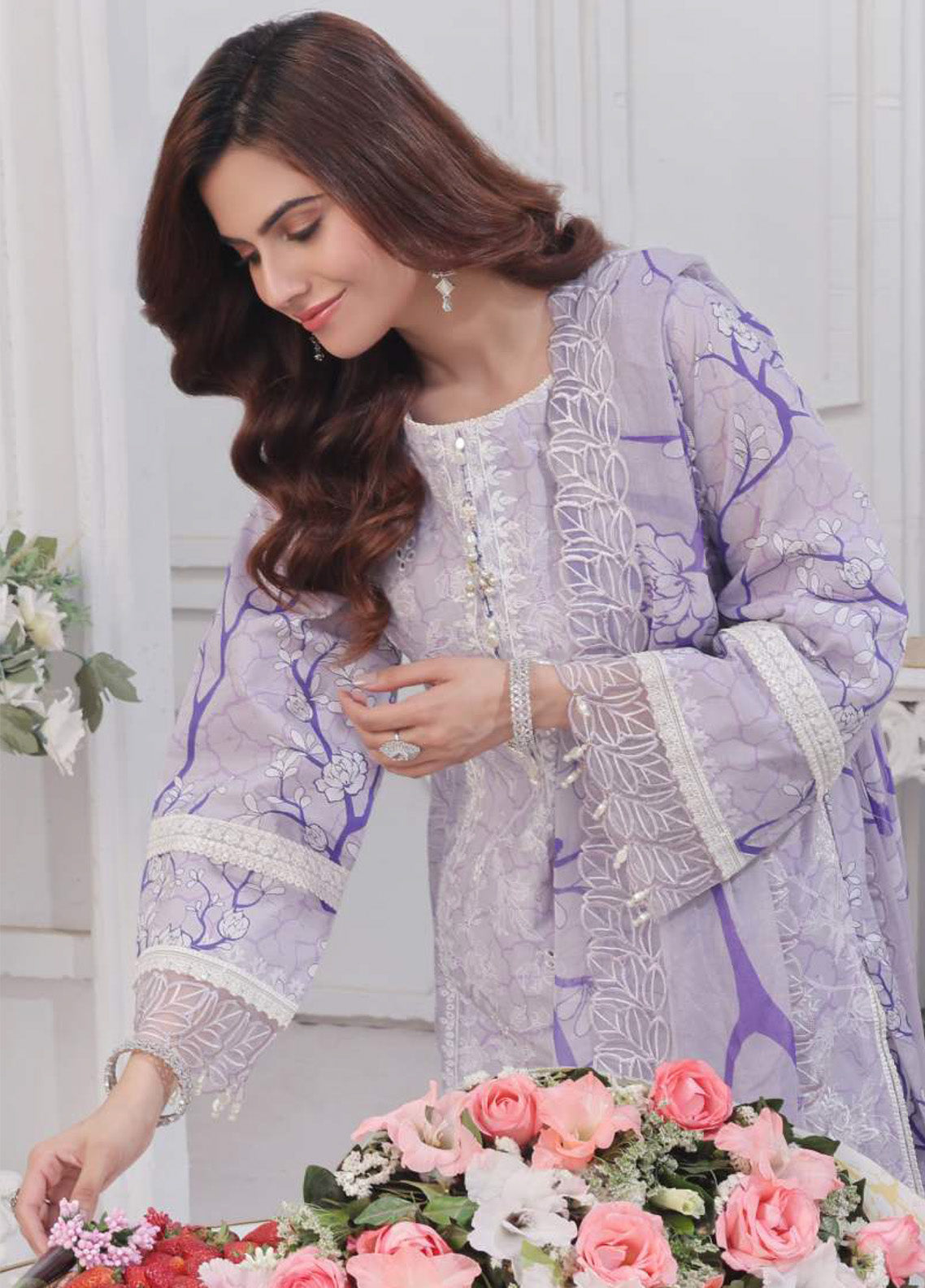 Applique Kari By Alzohaib Embroidered Lawn 3 Piece Unstitched Suit AZ25AK D-09 Applique Kari By Alzohaib Embroidered Lawn 3 Piece Unstitched Suit AZ25AK D-09