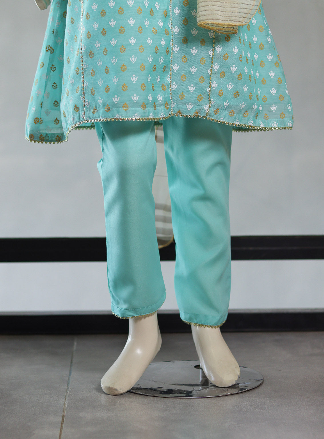 Aroob Fancy Embroidered Cotton Suit Stitch 3 Piece ARB24G D-0041-06 Aroob Fancy Embroidered Cotton Suit Stitch 3 Piece ARB24G D-0041-06