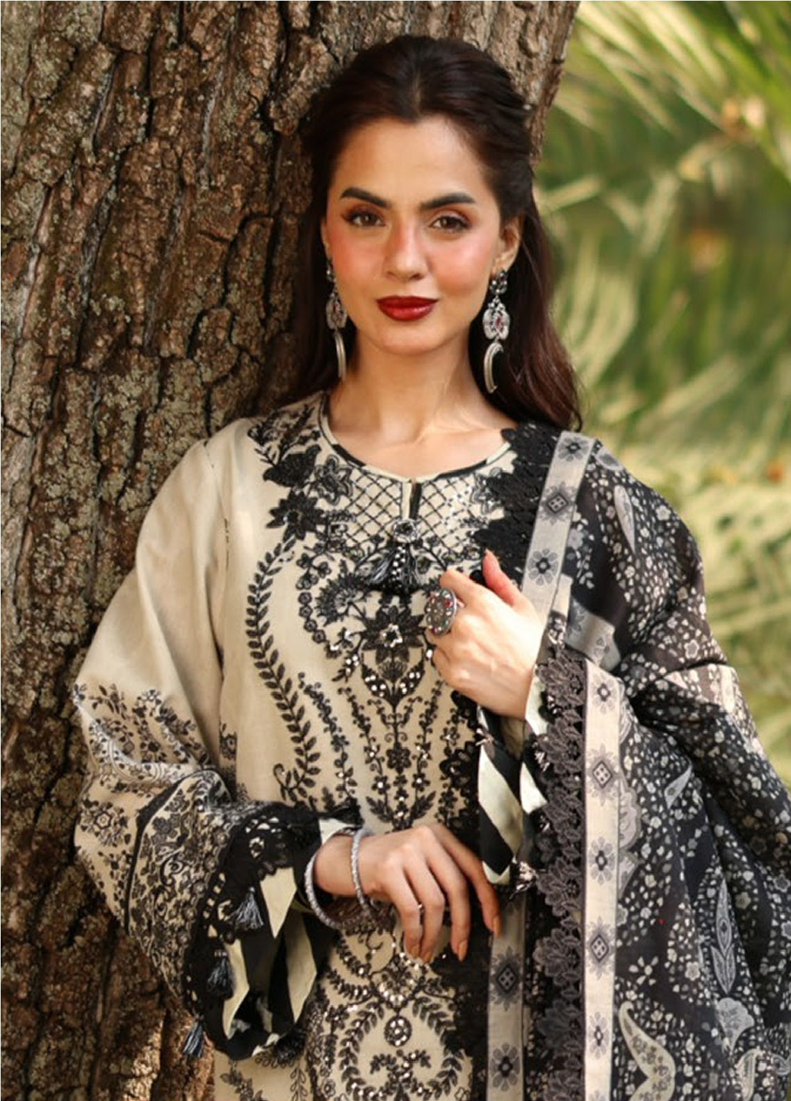 Asim Jofa Embroidered Khaddar Winter 3 Piece Unstitched Suit AJ24UW AJUW-04 Asim Jofa Embroidered Khaddar Winter 3 Piece Unstitched Suit AJ24UW AJUW-04